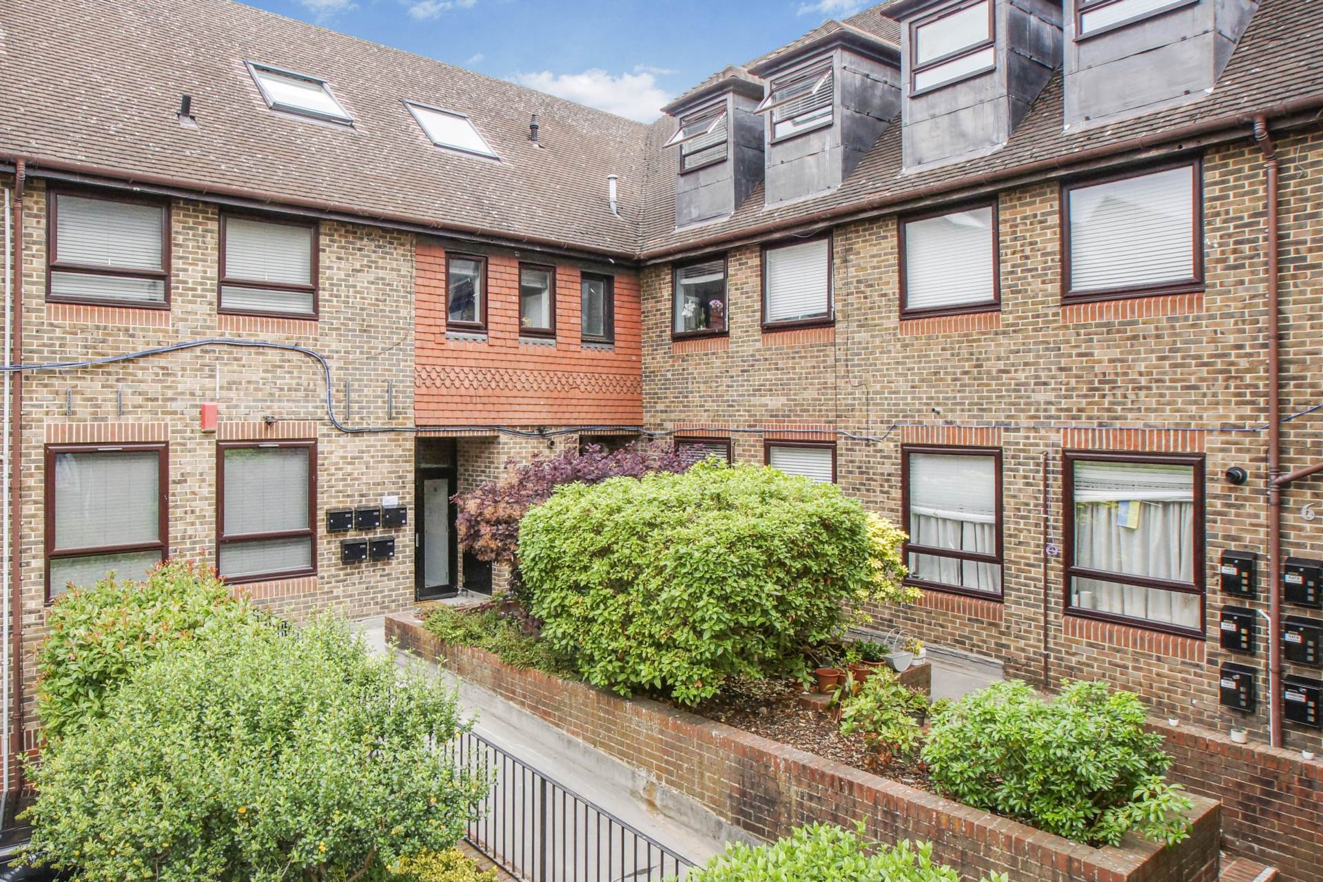 Victors Way, Barnet, Image 14