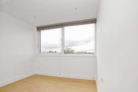 Victors Way, Barnet, Image 11
