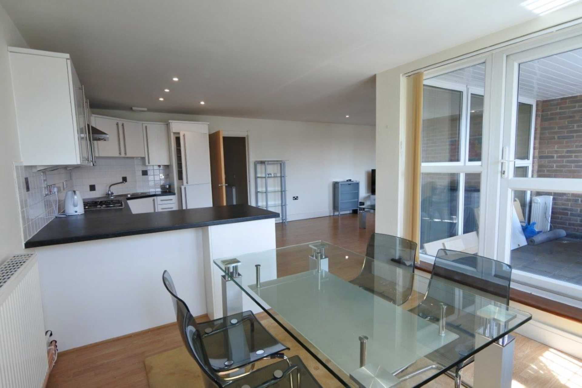 London W5 3LH 2 bed flat rental property internal/external image-2