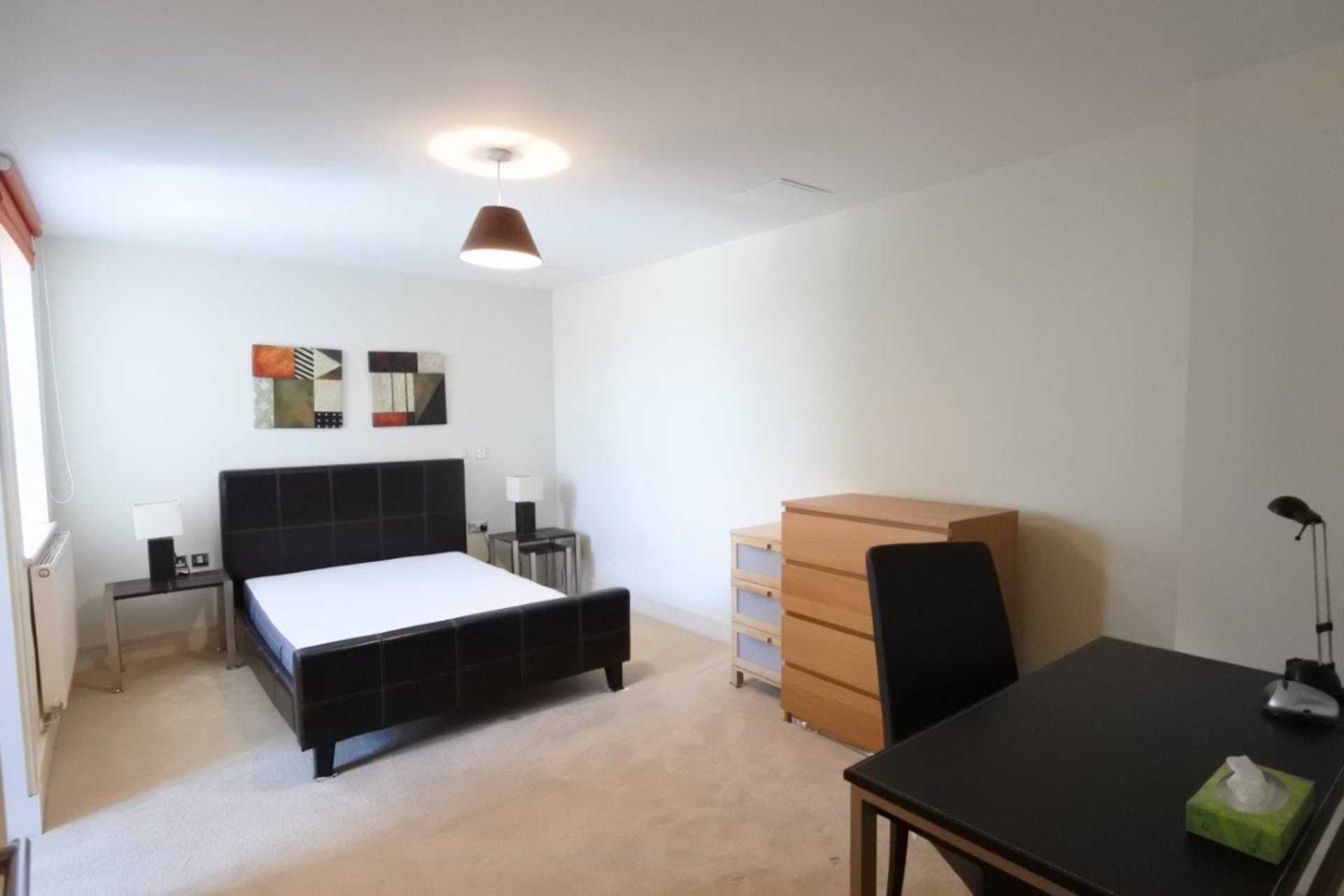 London W5 3LH 2 bed flat rental property internal/external image-5