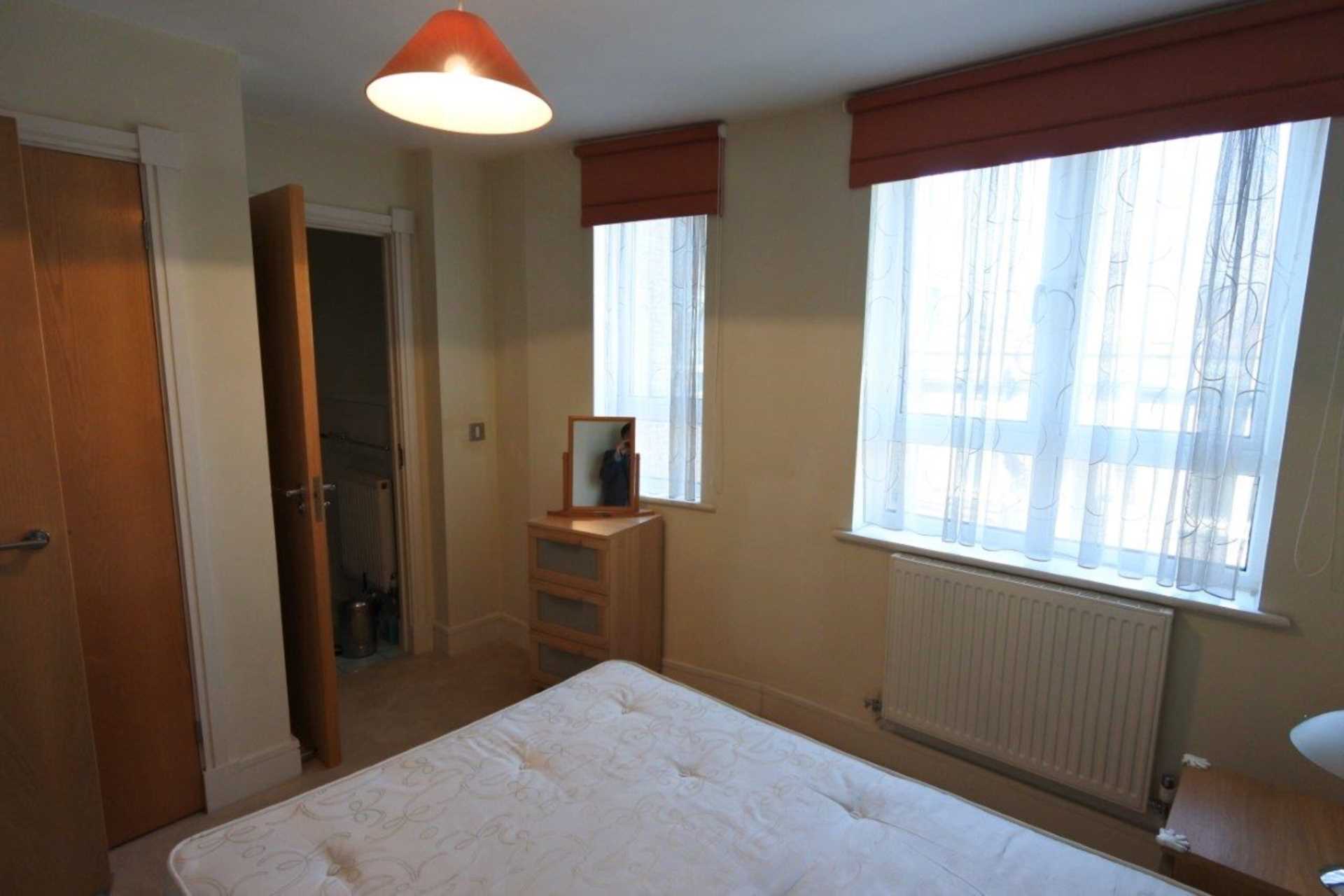 London W5 3LH 2 bed flat rental property internal/external image-8