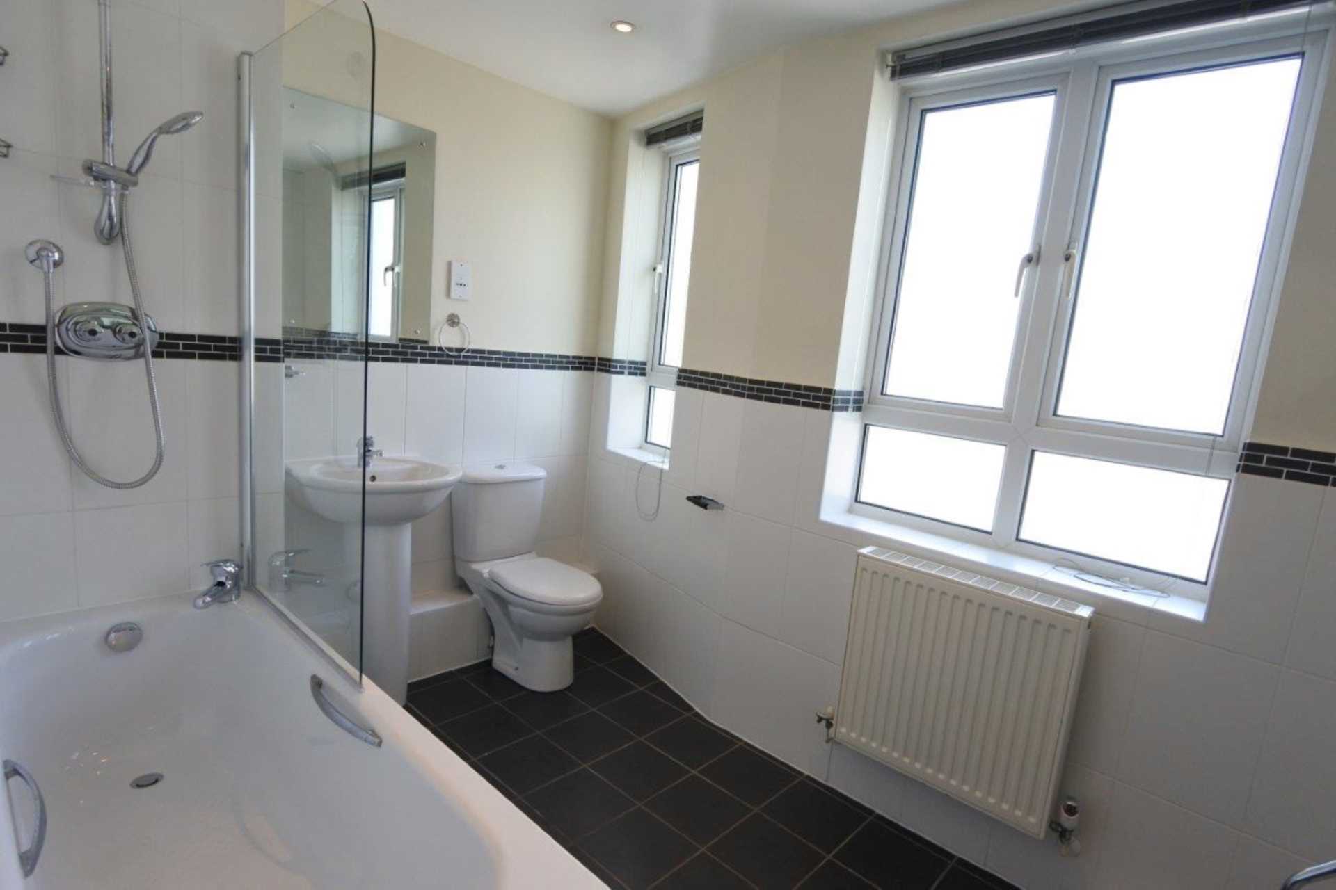 London W5 3LH 2 bed flat rental property internal/external image-9