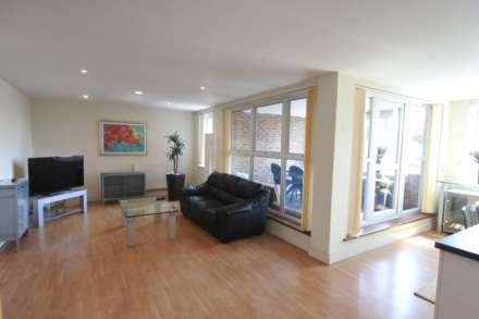 2 bed flat to rent in London W5