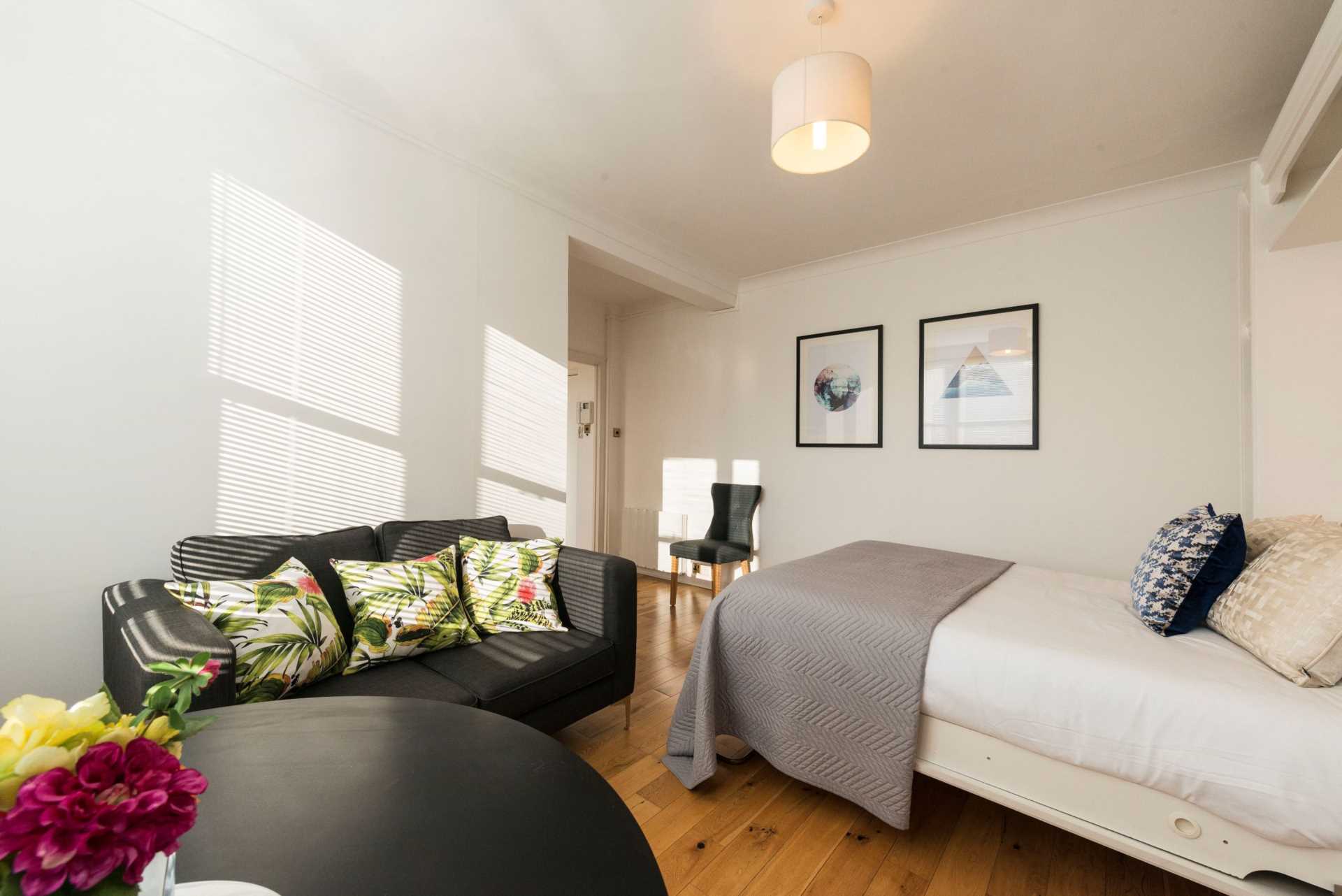 London W1J 5NA 1 bed studio rental property internal/external image-2