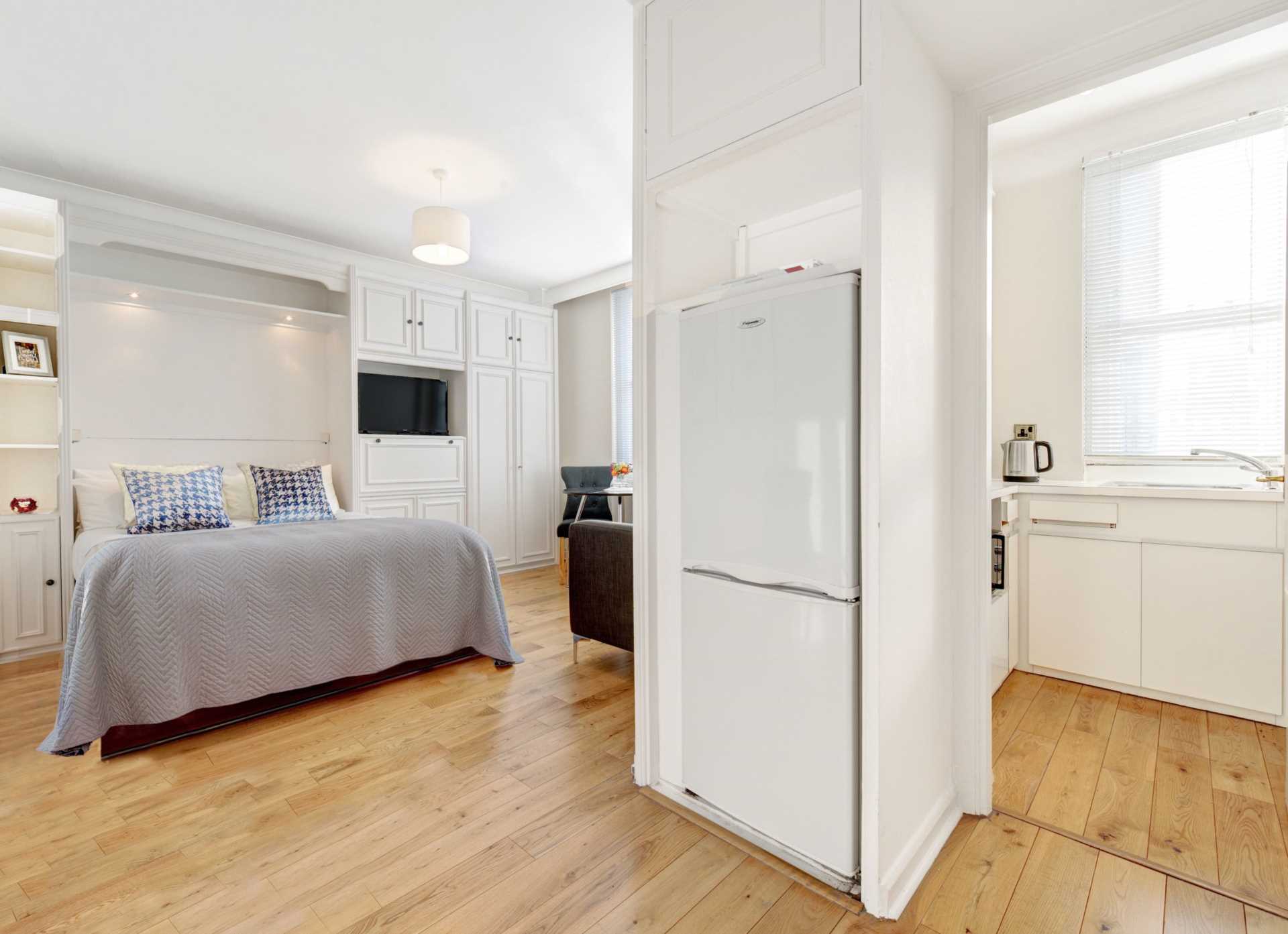London W1J 5NA 1 bed studio rental property internal/external image-4