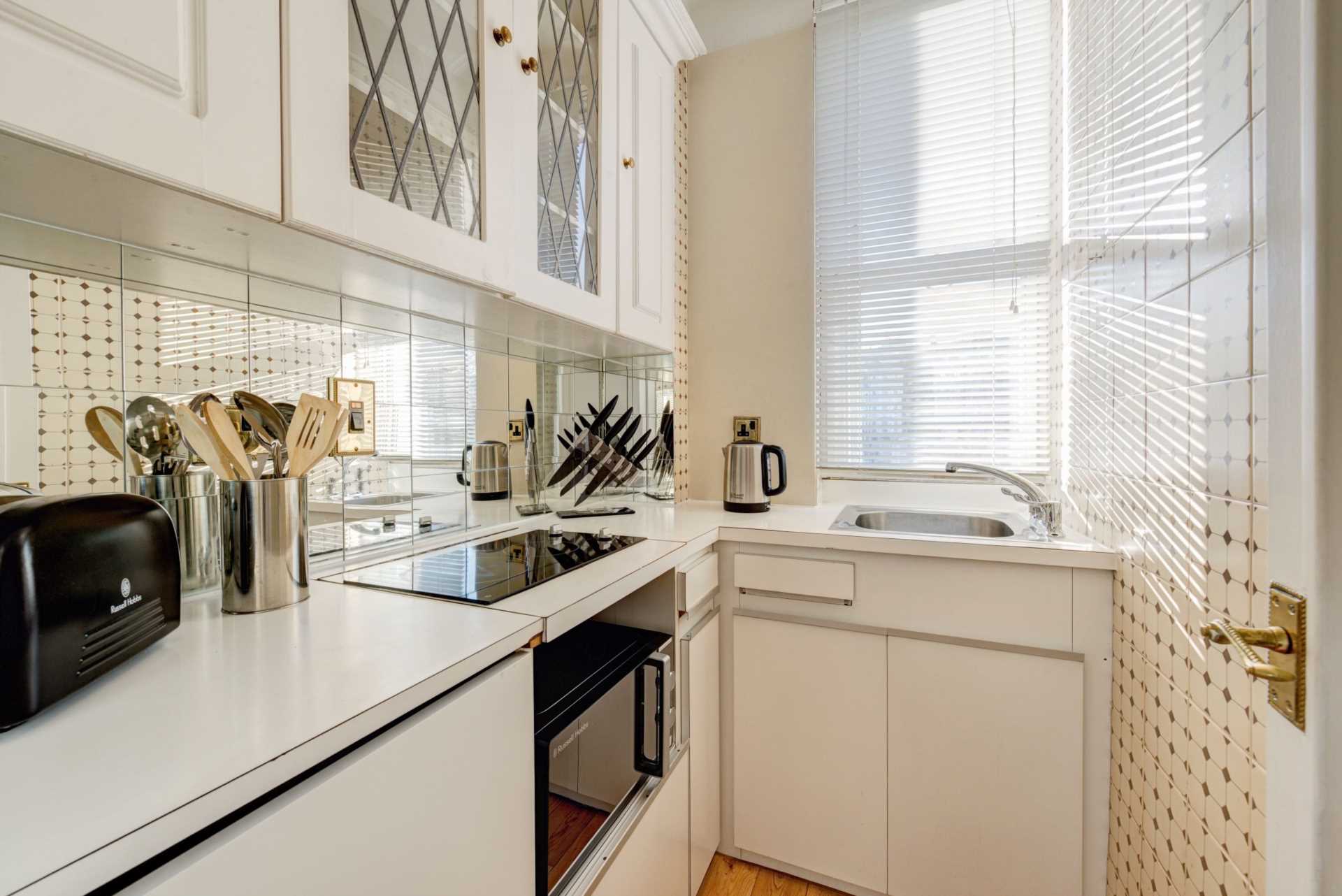 London W1J 5NA 1 bed studio rental property internal/external image-6