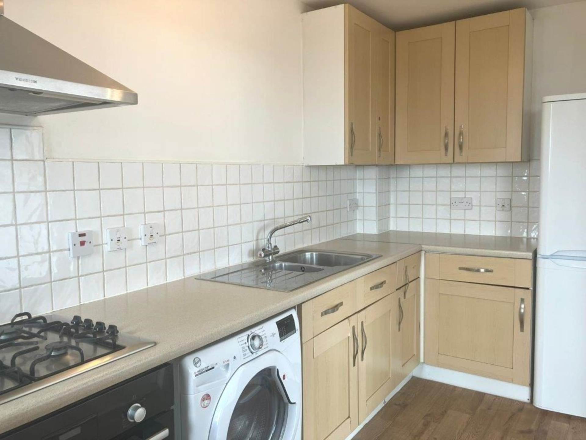 London N17 7EQ 2 bed flat rental property internal/external image-3