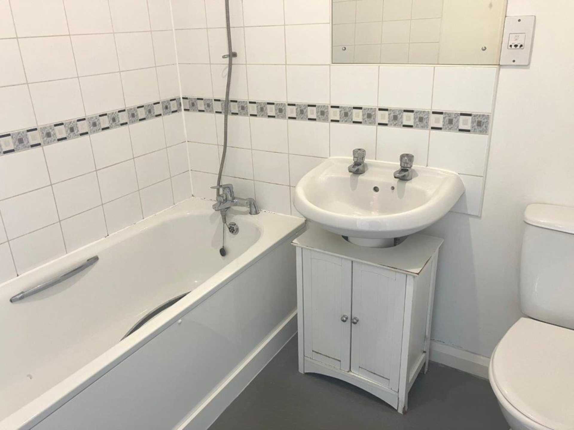 London N17 7EQ 2 bed flat rental property internal/external image-8