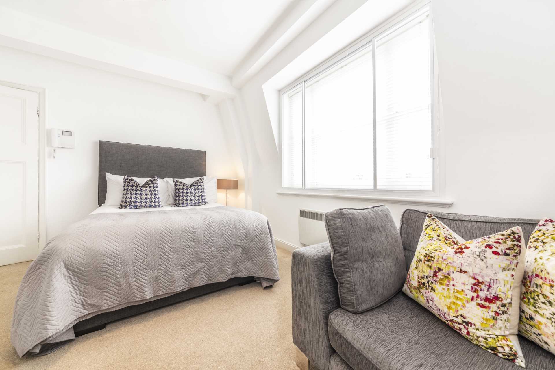London W1J 5LY 1 bed studio rental property internal/external image-1
