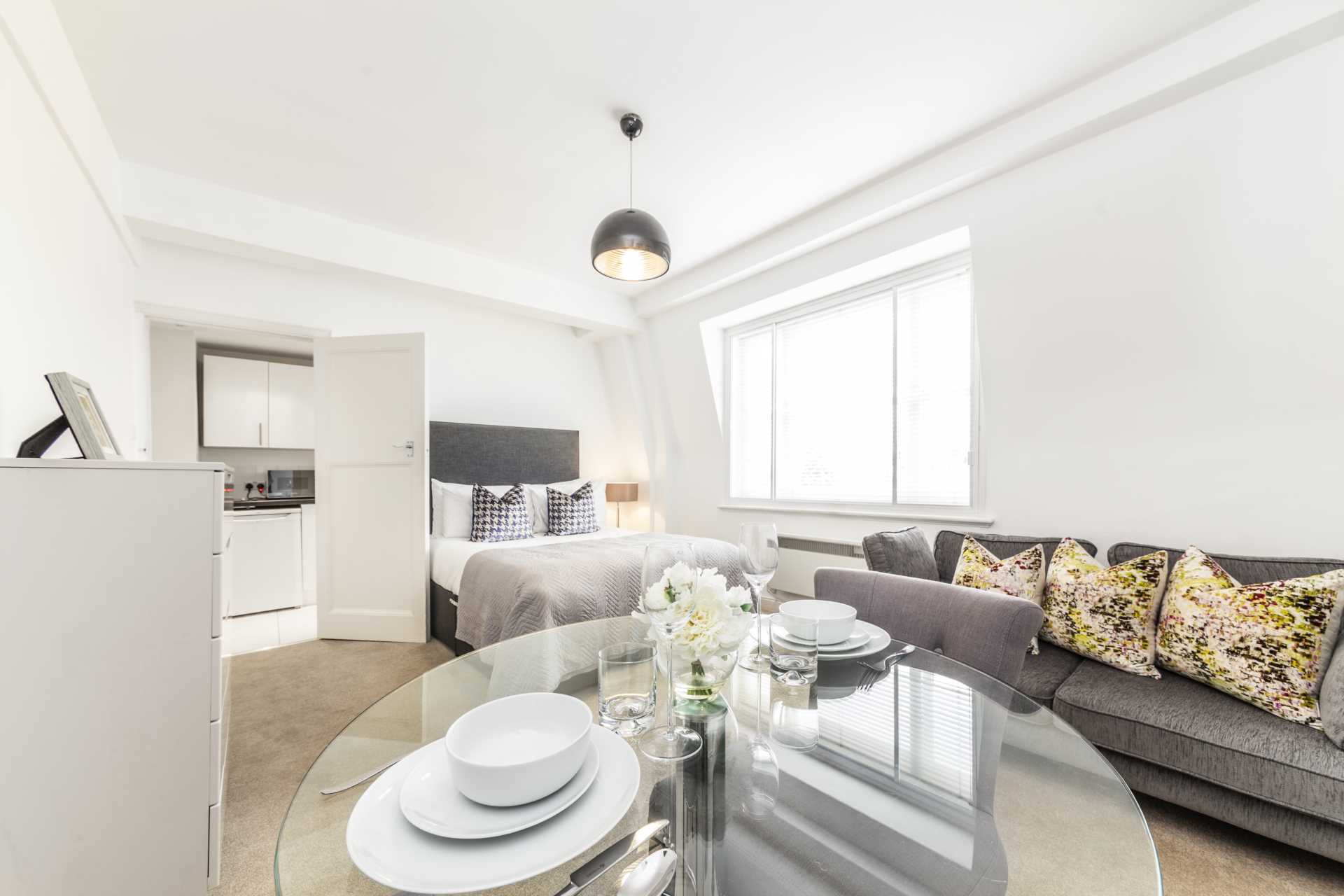 London W1J 5LY 1 bed studio rental property internal/external image-2