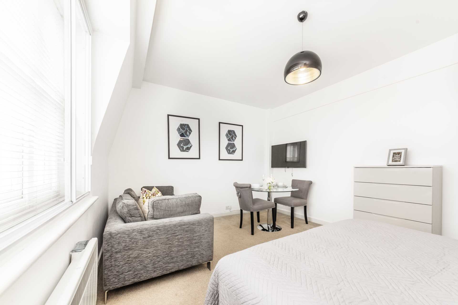 London W1J 5LY 1 bed studio rental property internal/external image-3