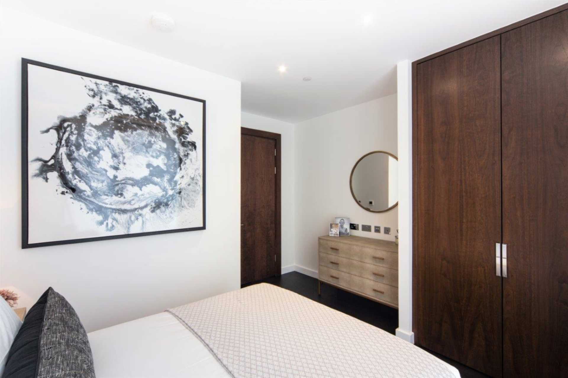 London SW11 7AG 2 bed flat rental property internal/external image-10