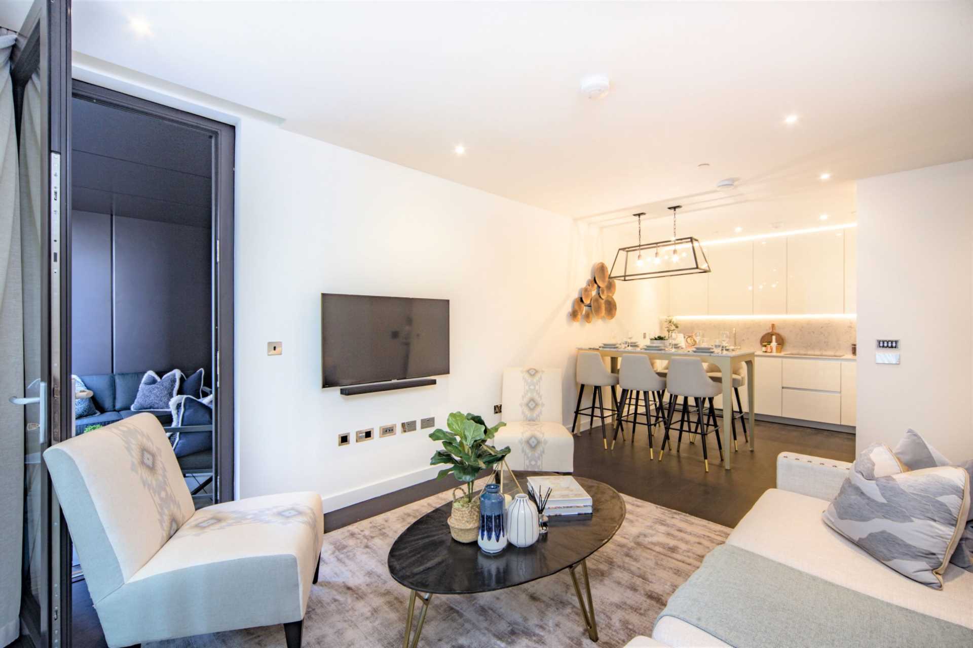 London SW11 7AG 2 bed flat rental property internal/external image-2