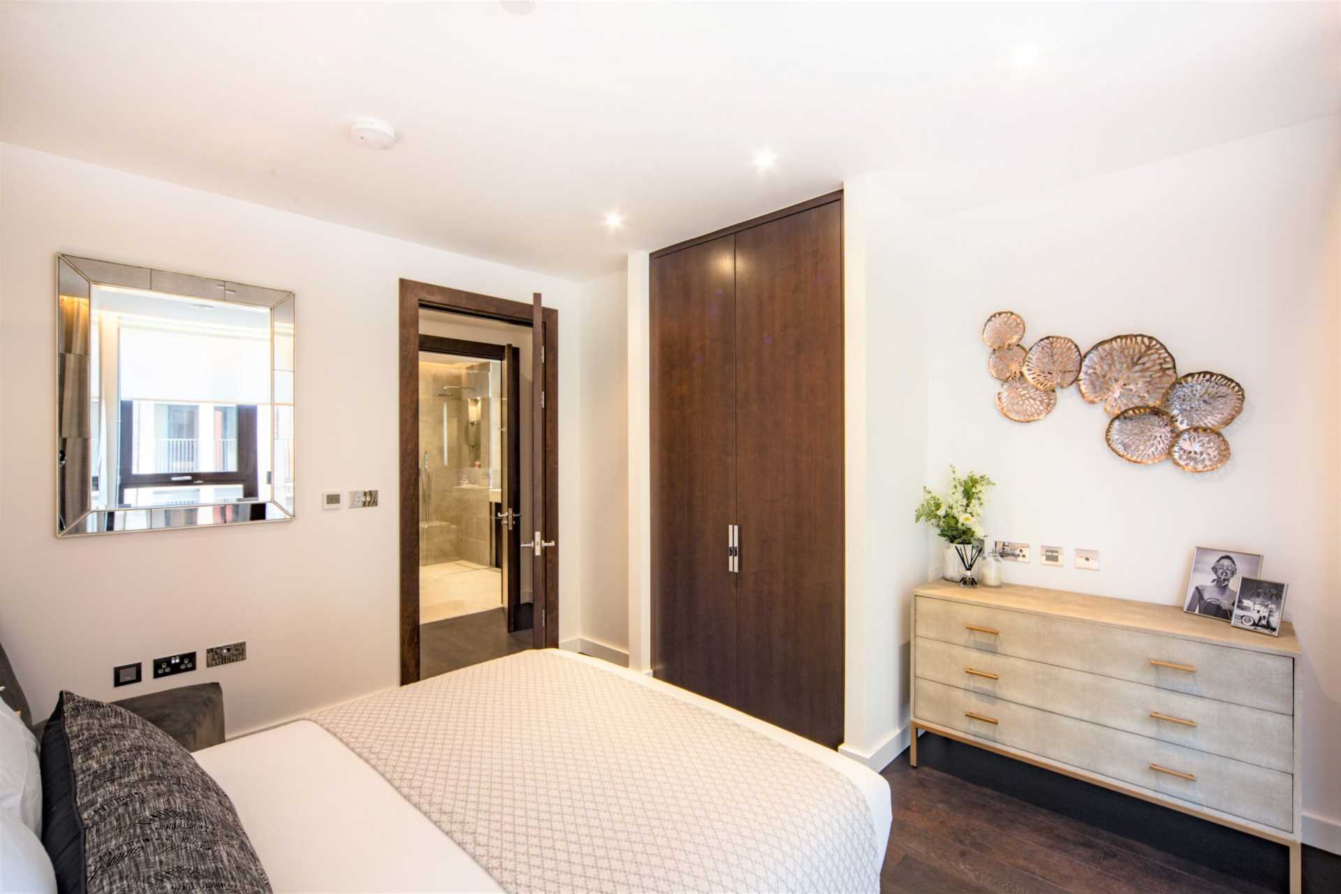 London SW11 7AG 2 bed flat rental property internal/external image-5