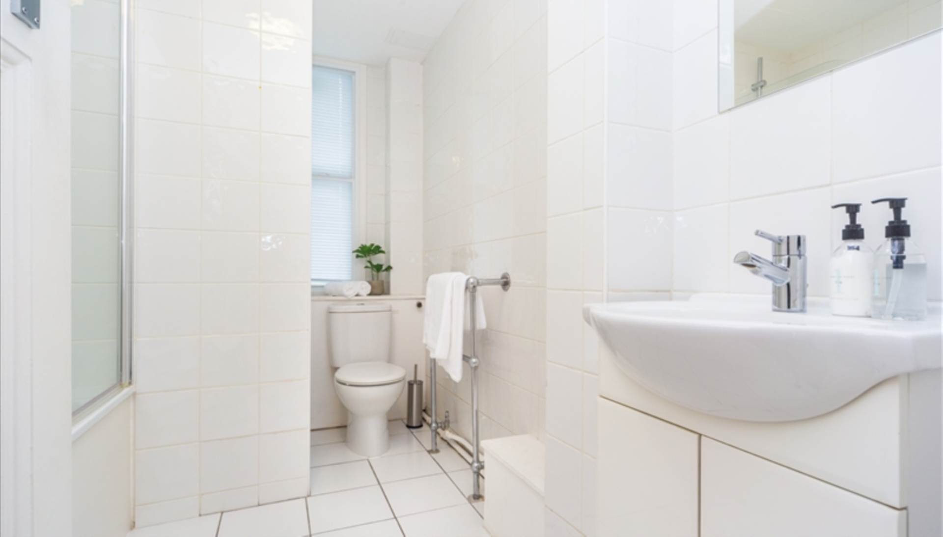 London W1J 5NA 1 bed flat rental property internal/external image-3