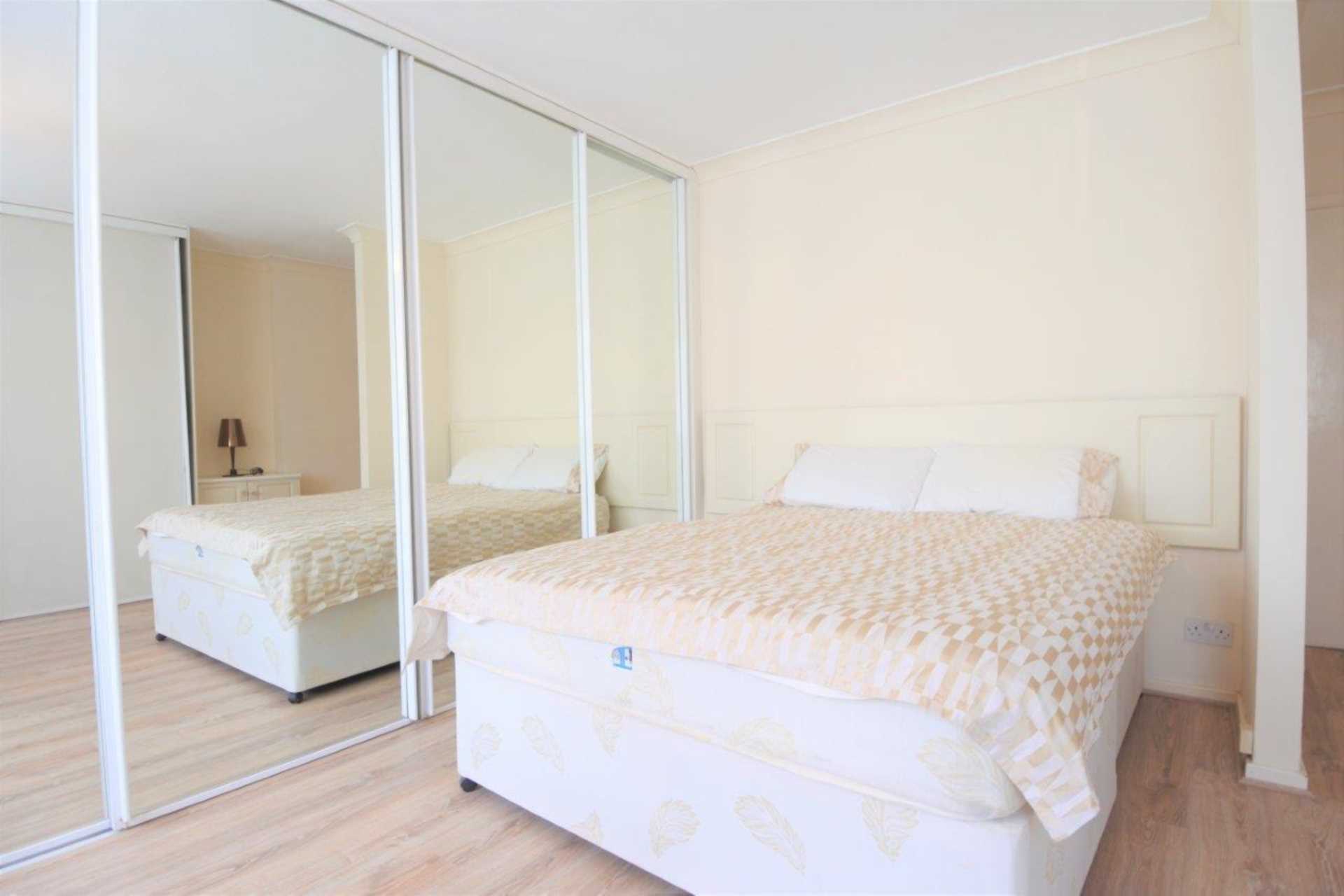 London NW8 6QY 2 bed flat rental property internal/external image-4