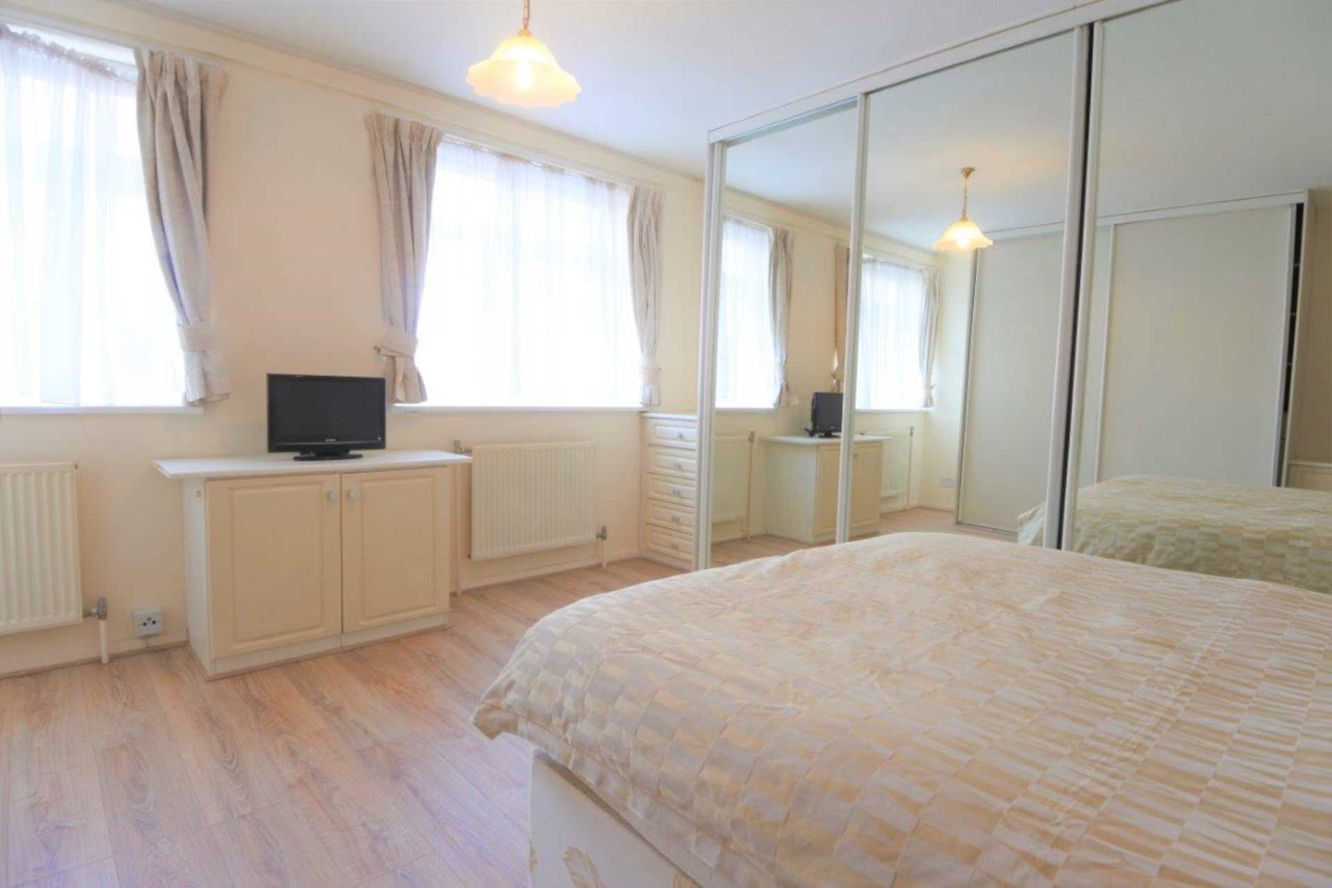London NW8 6QY 2 bed flat rental property internal/external image-5