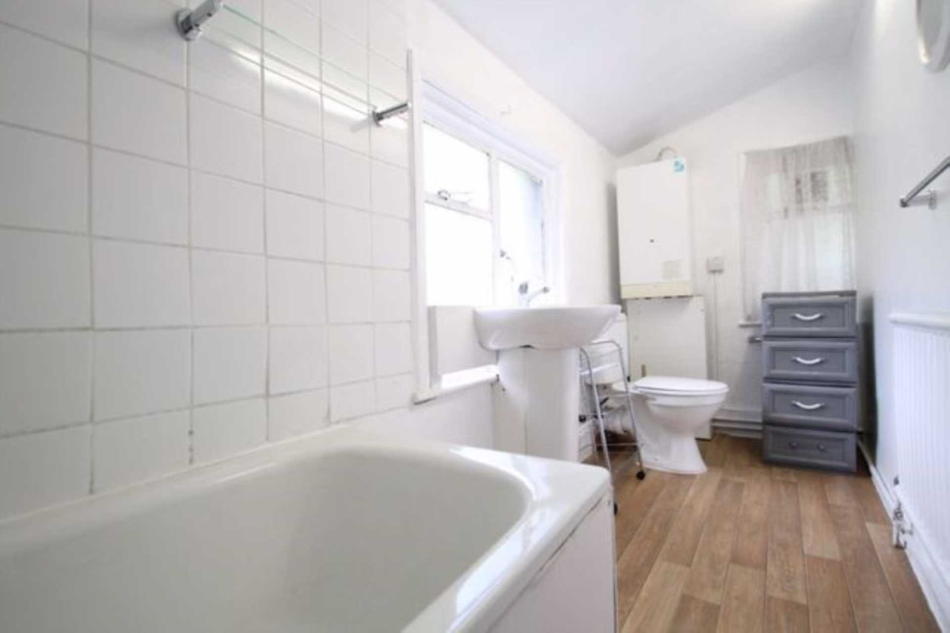 London N3 1DP 1 bed flat rental property internal/external image-4