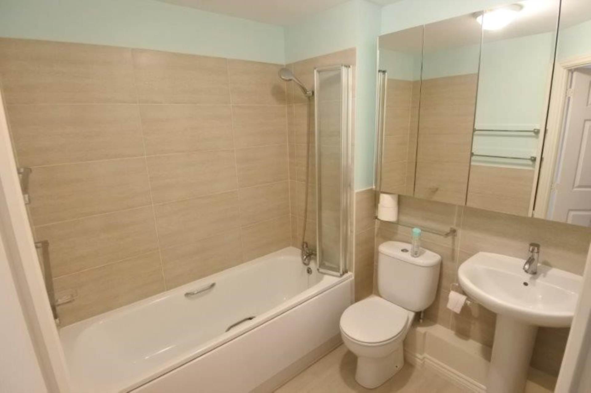 London W3 9AR 2 bed flat rental property internal/external image-9