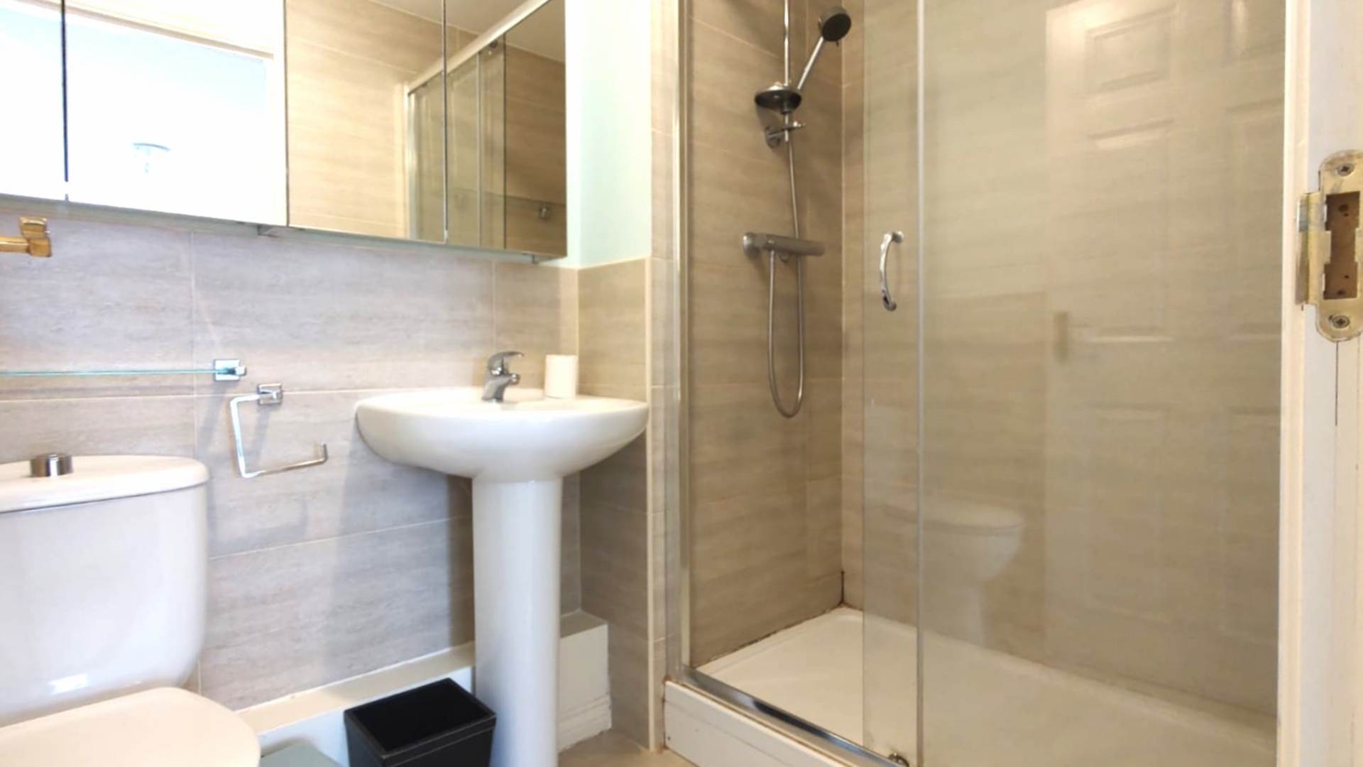 London W3 9AR 2 bed flat rental property internal/external image-11