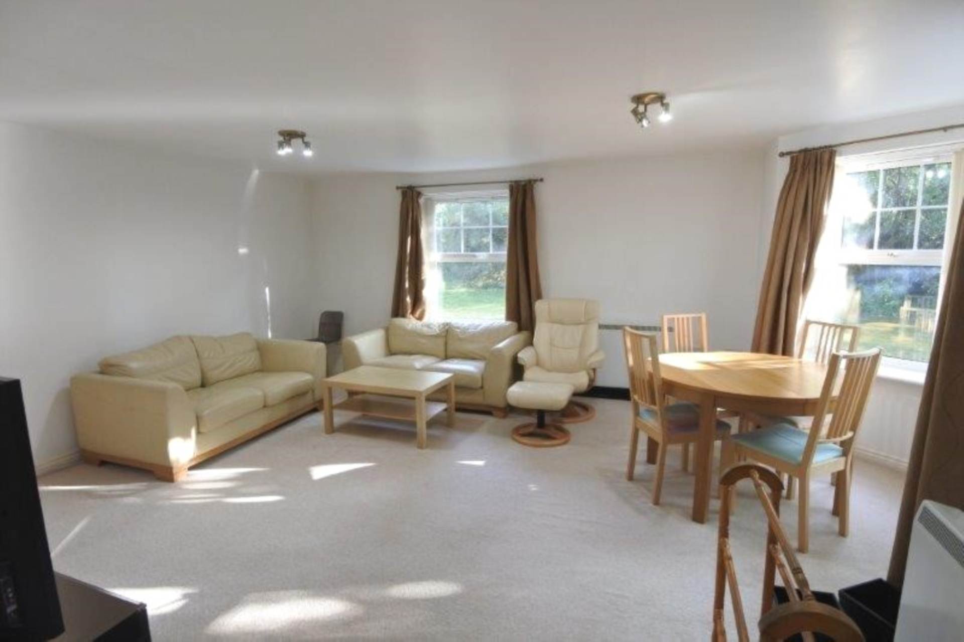 London W3 9AR 2 bed flat rental property internal/external image-1