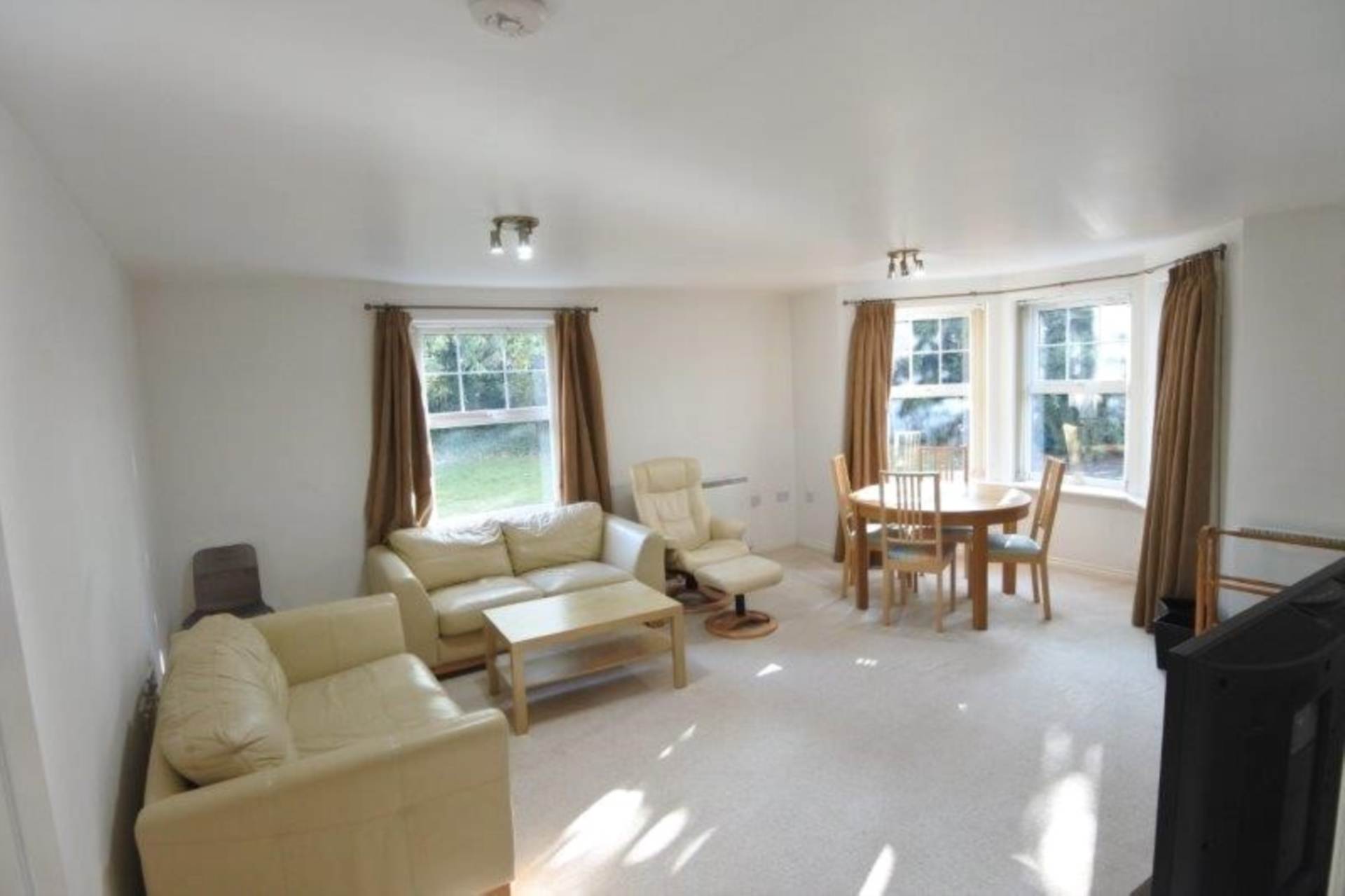 London W3 9AR 2 bed flat rental property internal/external image-2