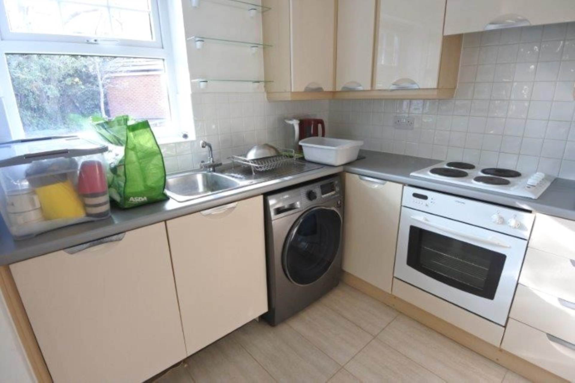 London W3 9AR 2 bed flat rental property internal/external image-5