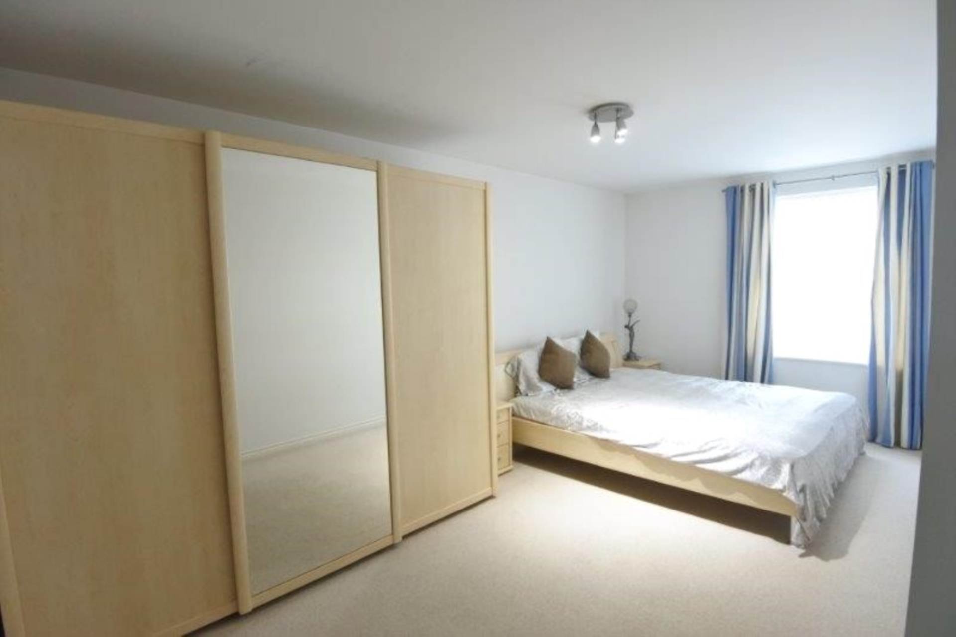 London W3 9AR 2 bed flat rental property internal/external image-6