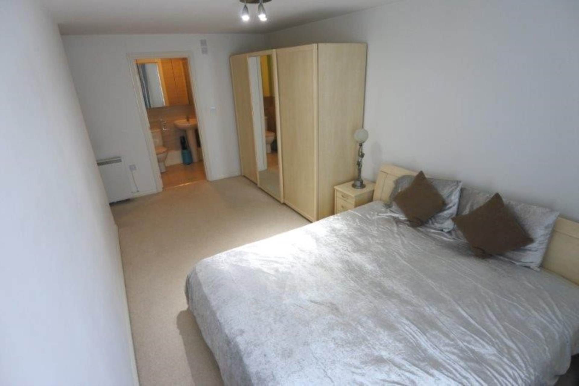 London W3 9AR 2 bed flat rental property internal/external image-7