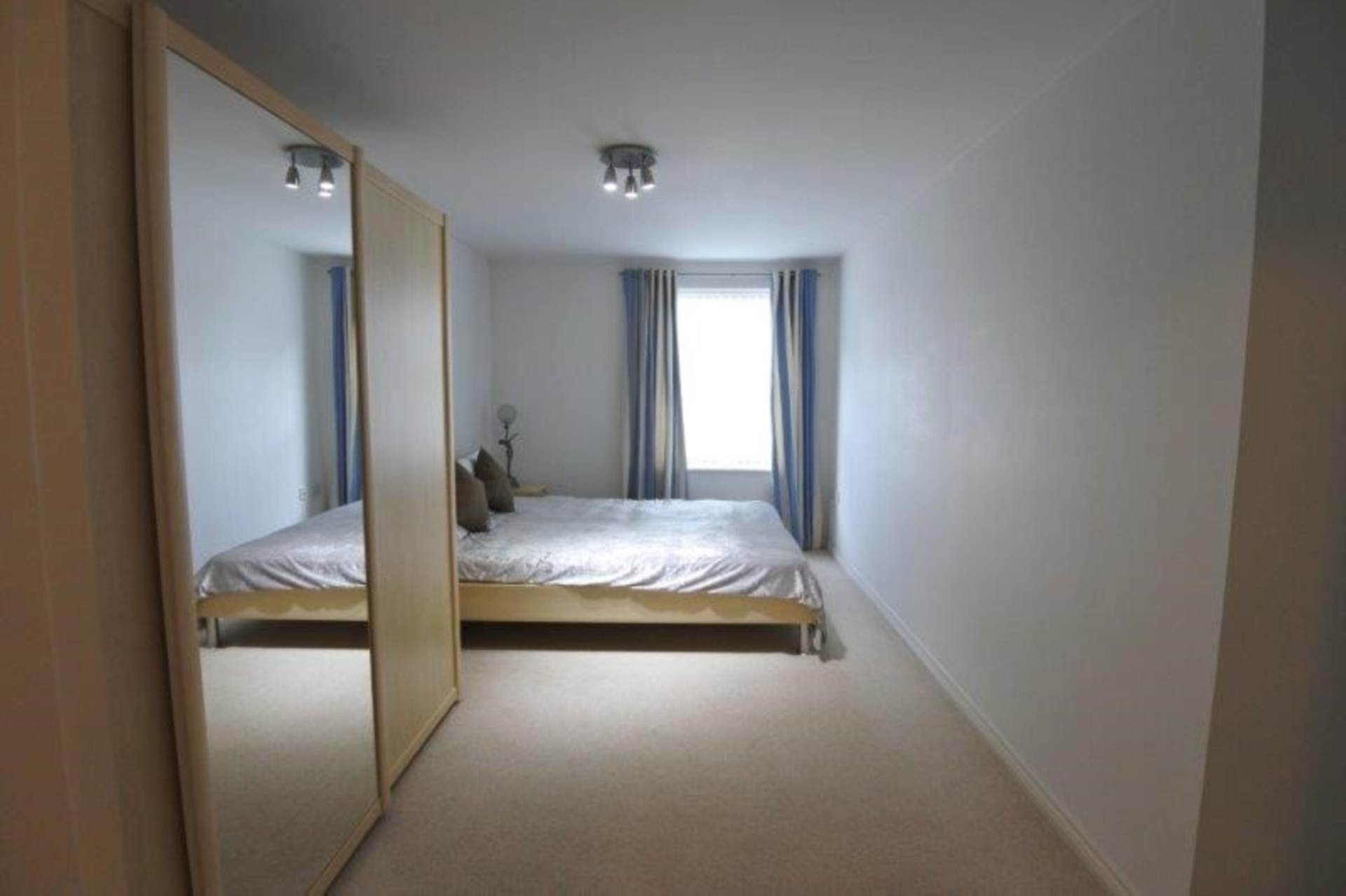 London W3 9AR 2 bed flat rental property internal/external image-8