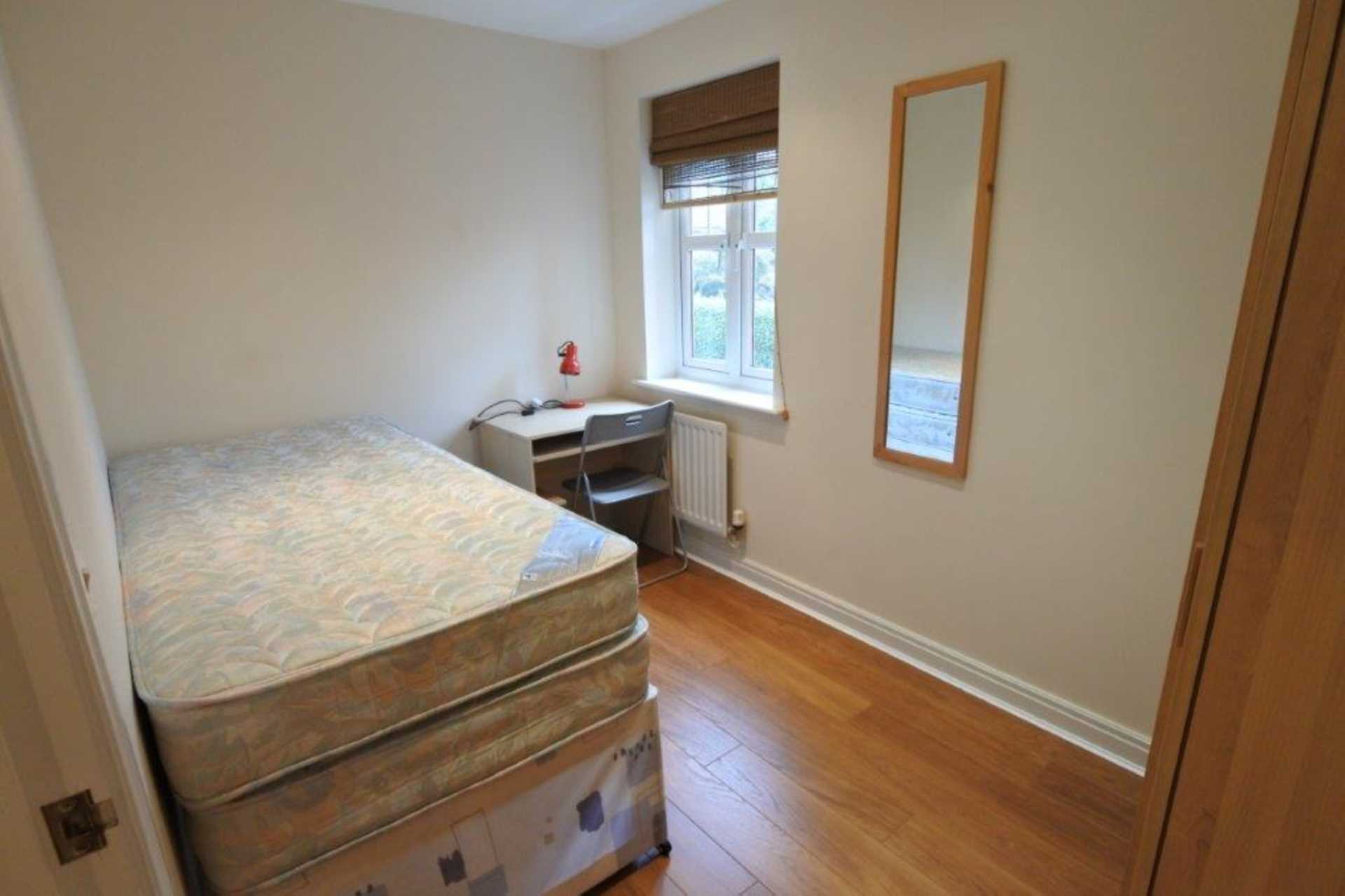 London NW7 1HQ 2 bed flat rental property internal/external image-4