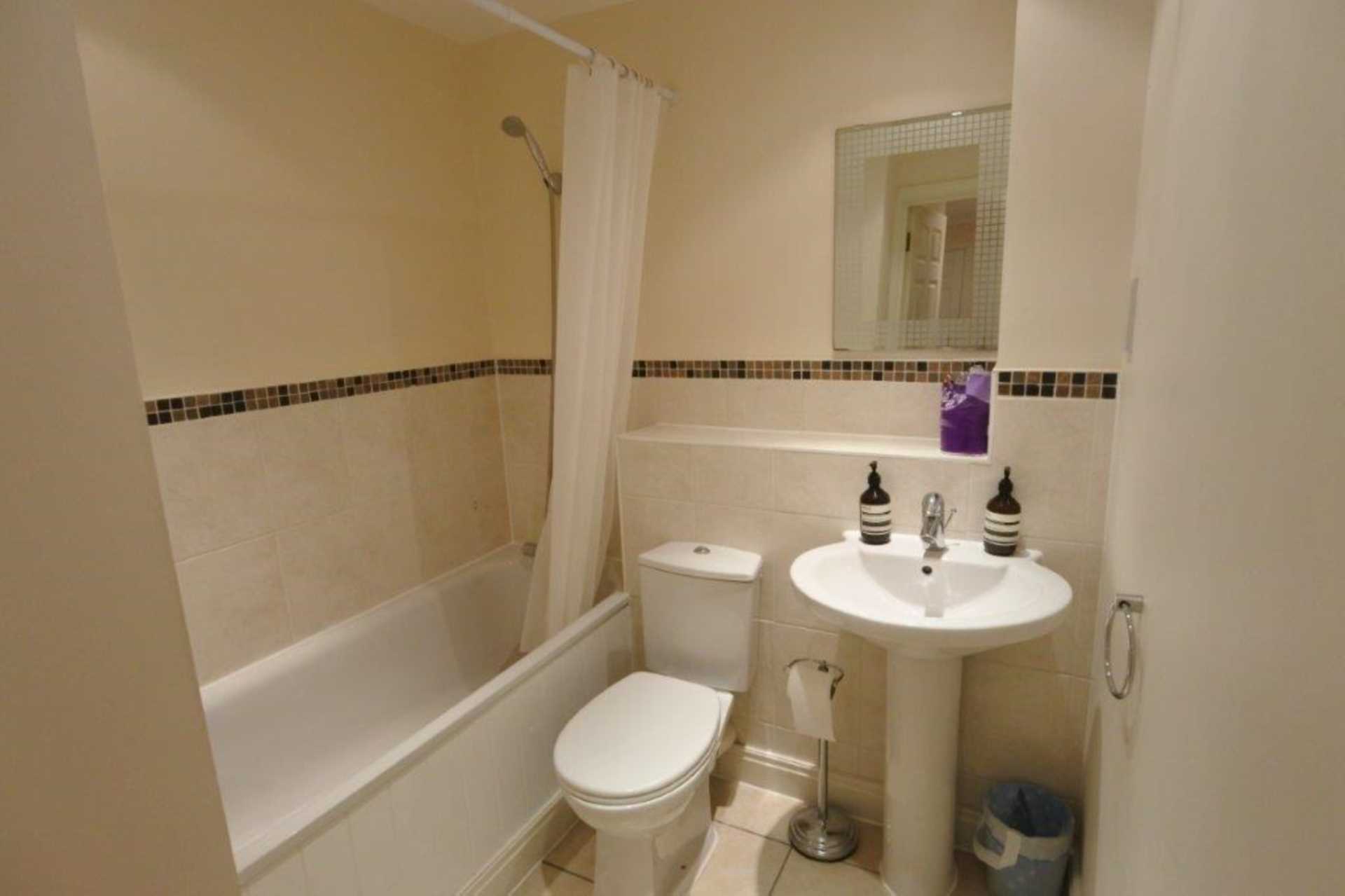 London NW7 1HQ 2 bed flat rental property internal/external image-5