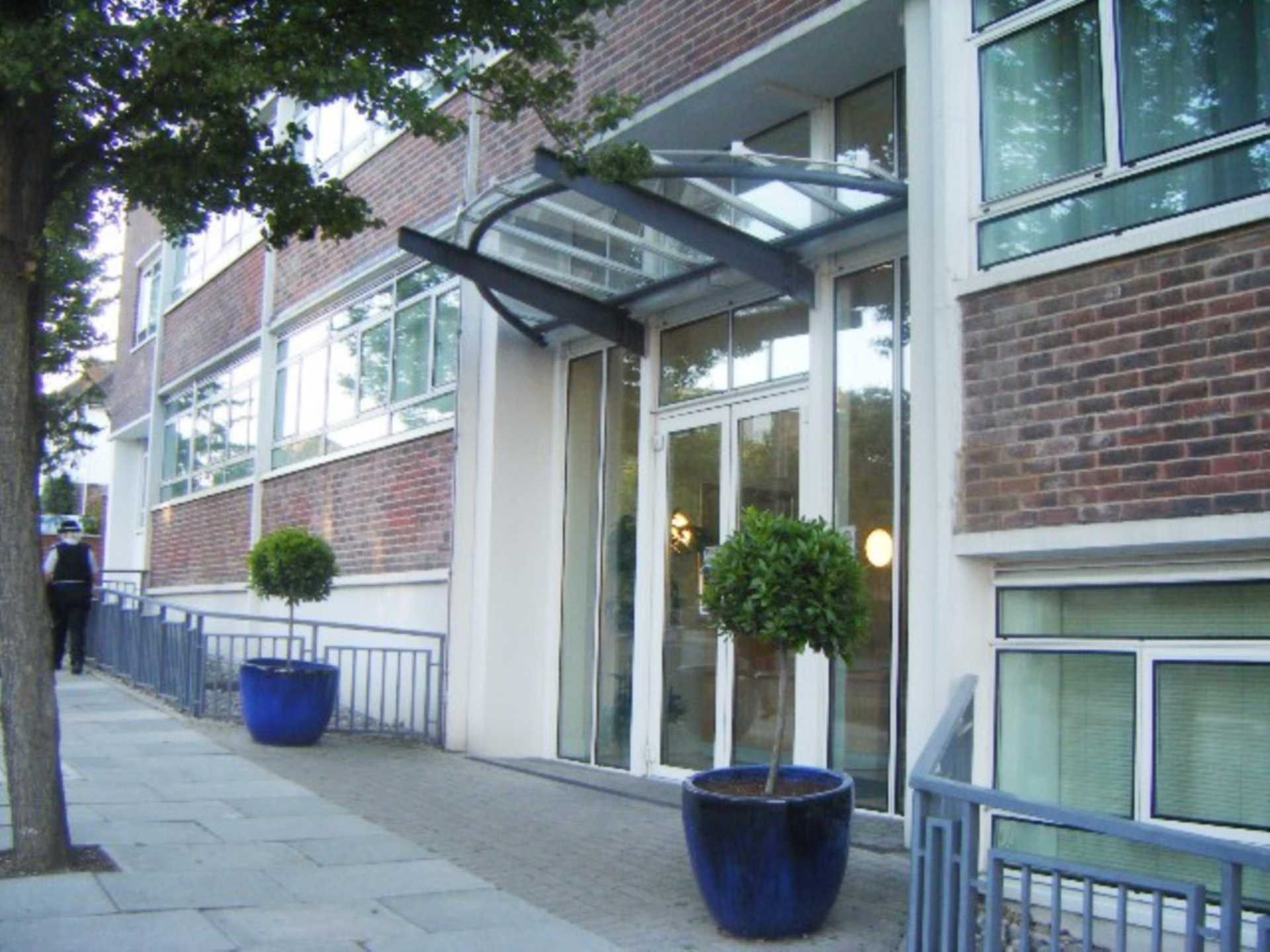 London W5 3BF 3 bed flat rental property internal/external image-12