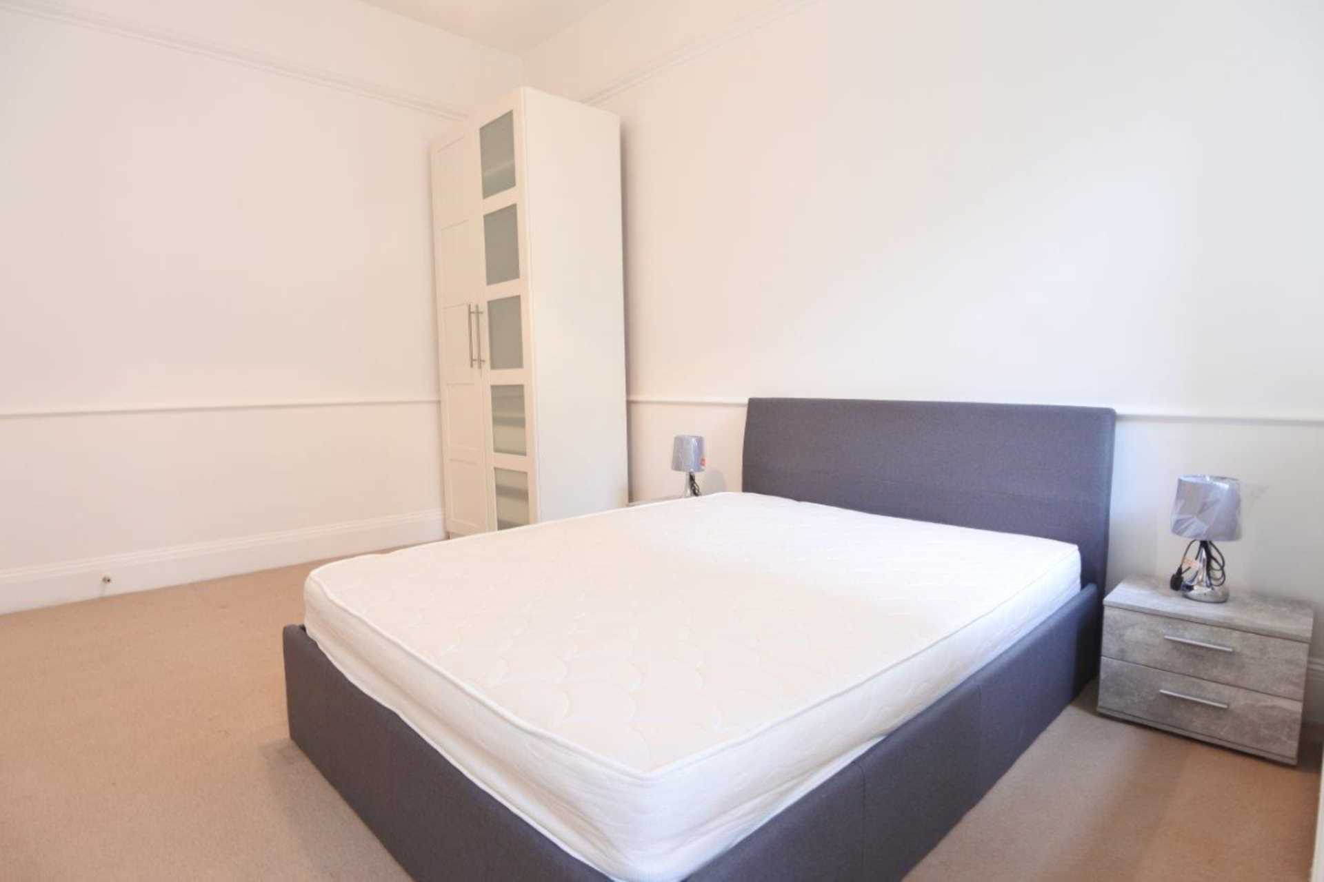 London W8 4PD 1 bed flat rental property internal/external image-5