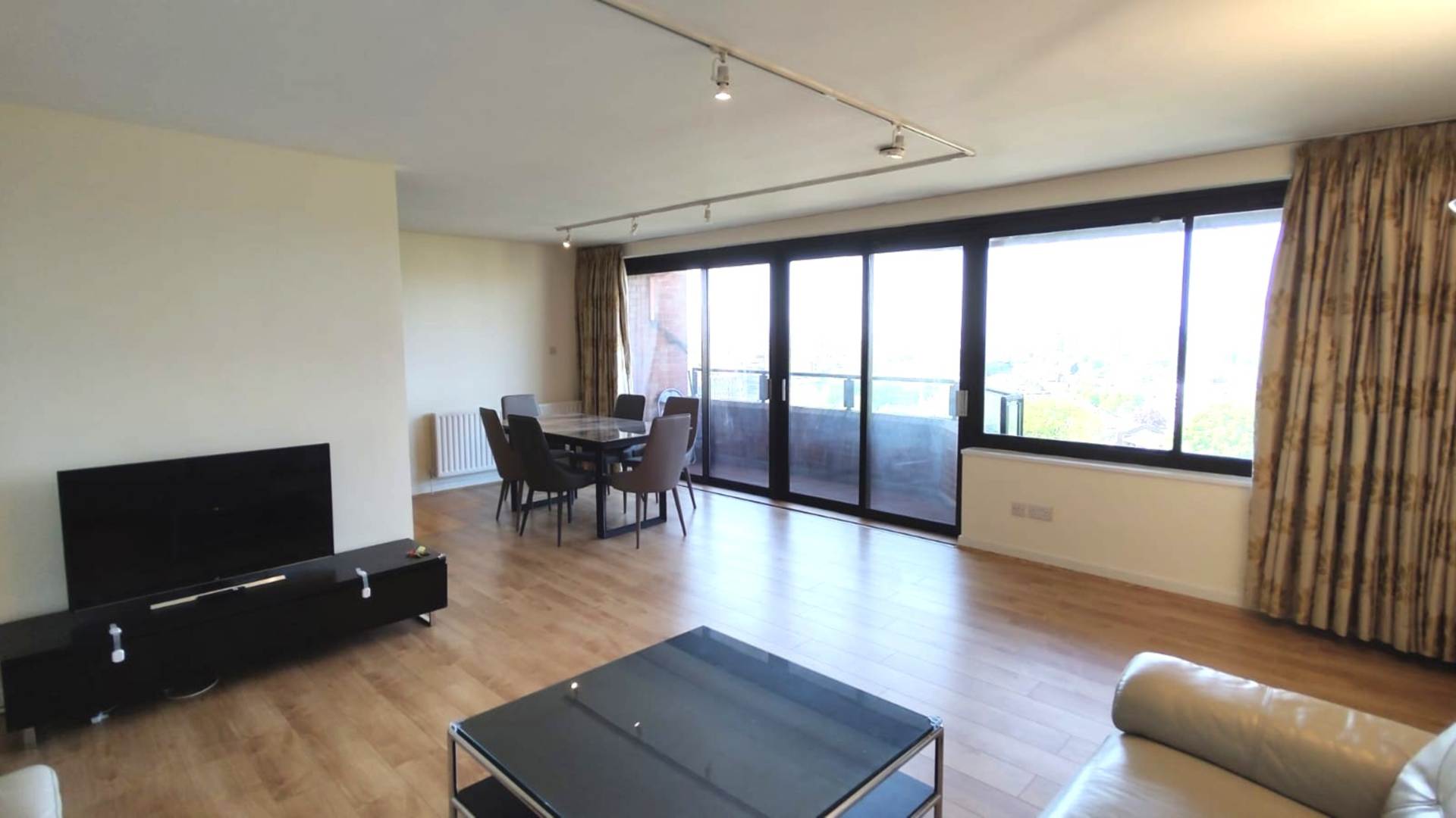London NW3 6HT 2 bed flat rental property internal/external image-1