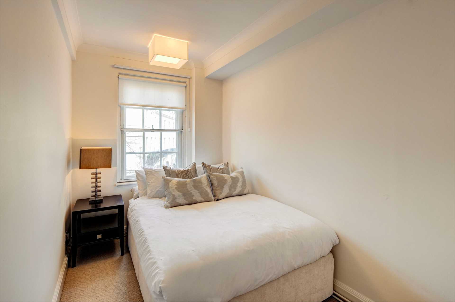 London SW3 6SH 2 bed apartment rental property internal/external image-4