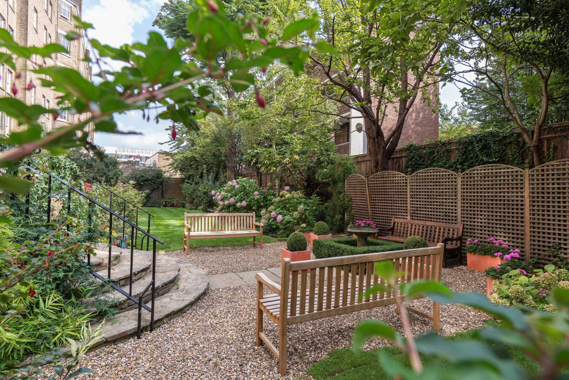 London SW3 6SH 2 bed flat rental property internal/external image-12