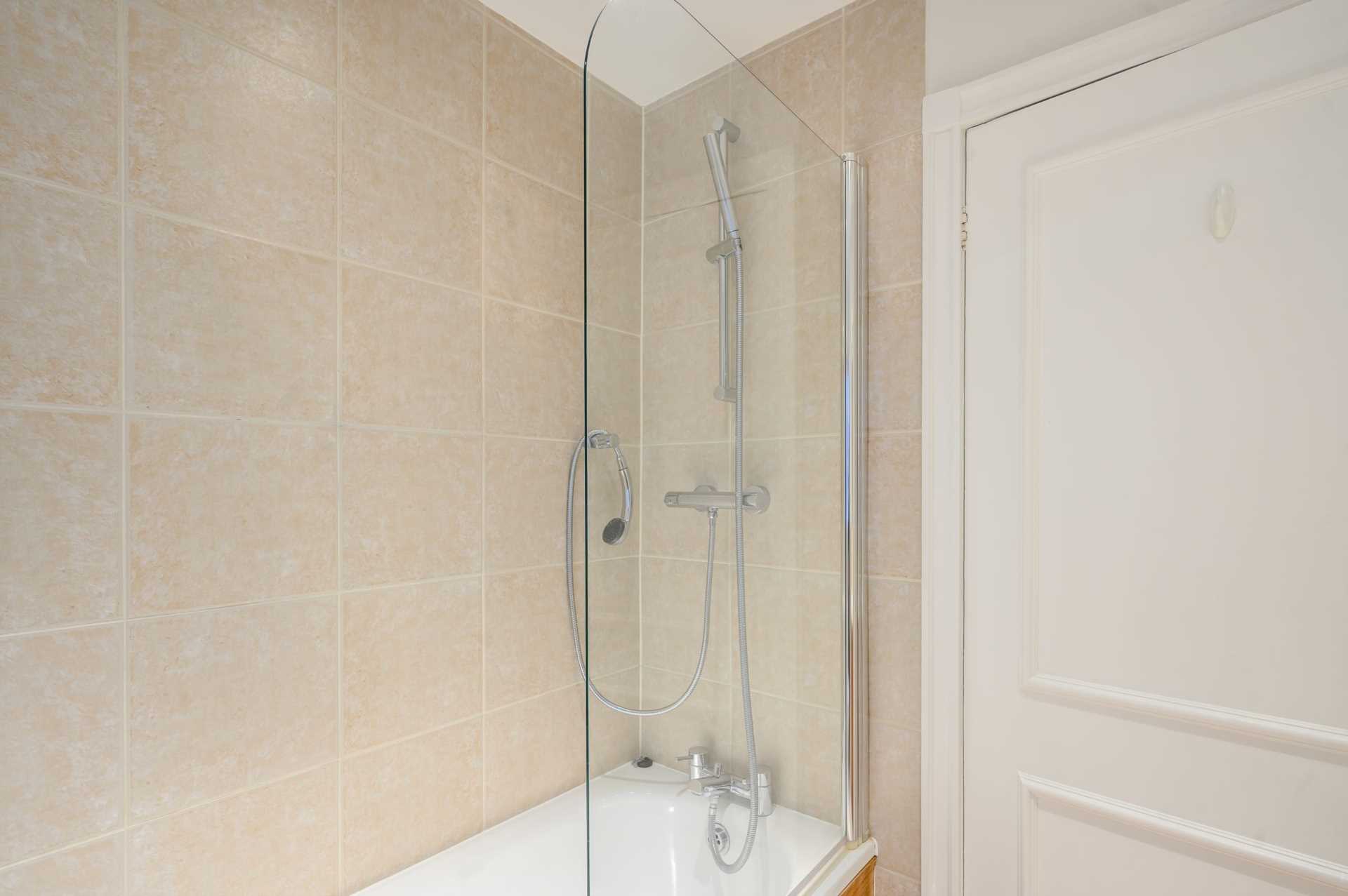 London SW3 6SH 2 bed flat rental property internal/external image-8