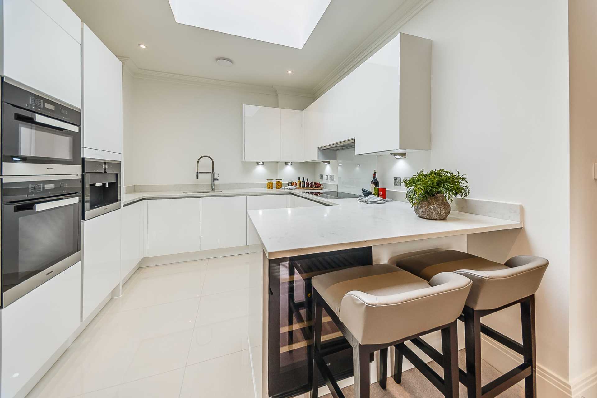 London W6 9UF 2 bed apartment rental property internal/external image-12