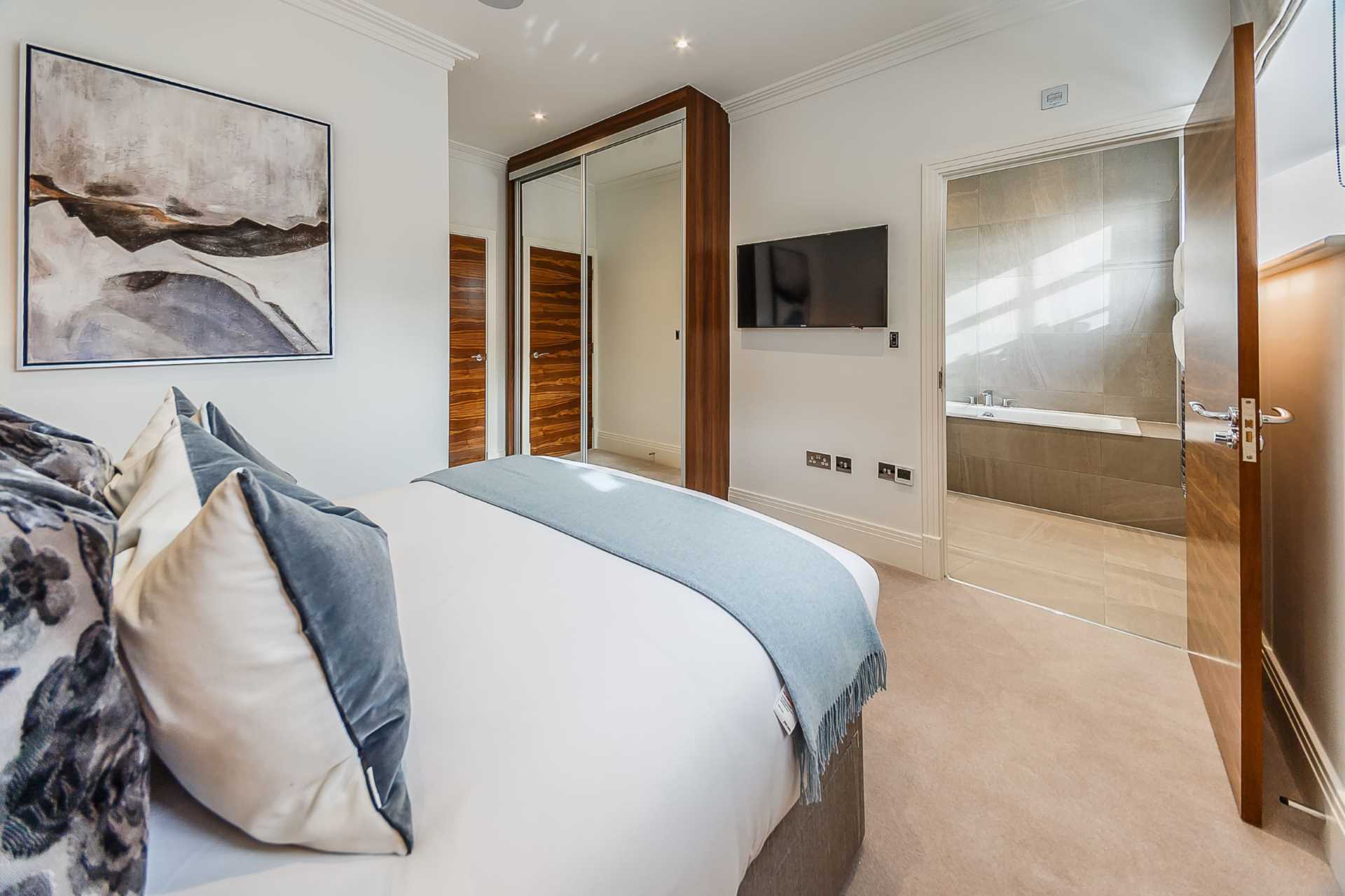 London W6 9UF 2 bed apartment rental property internal/external image-7