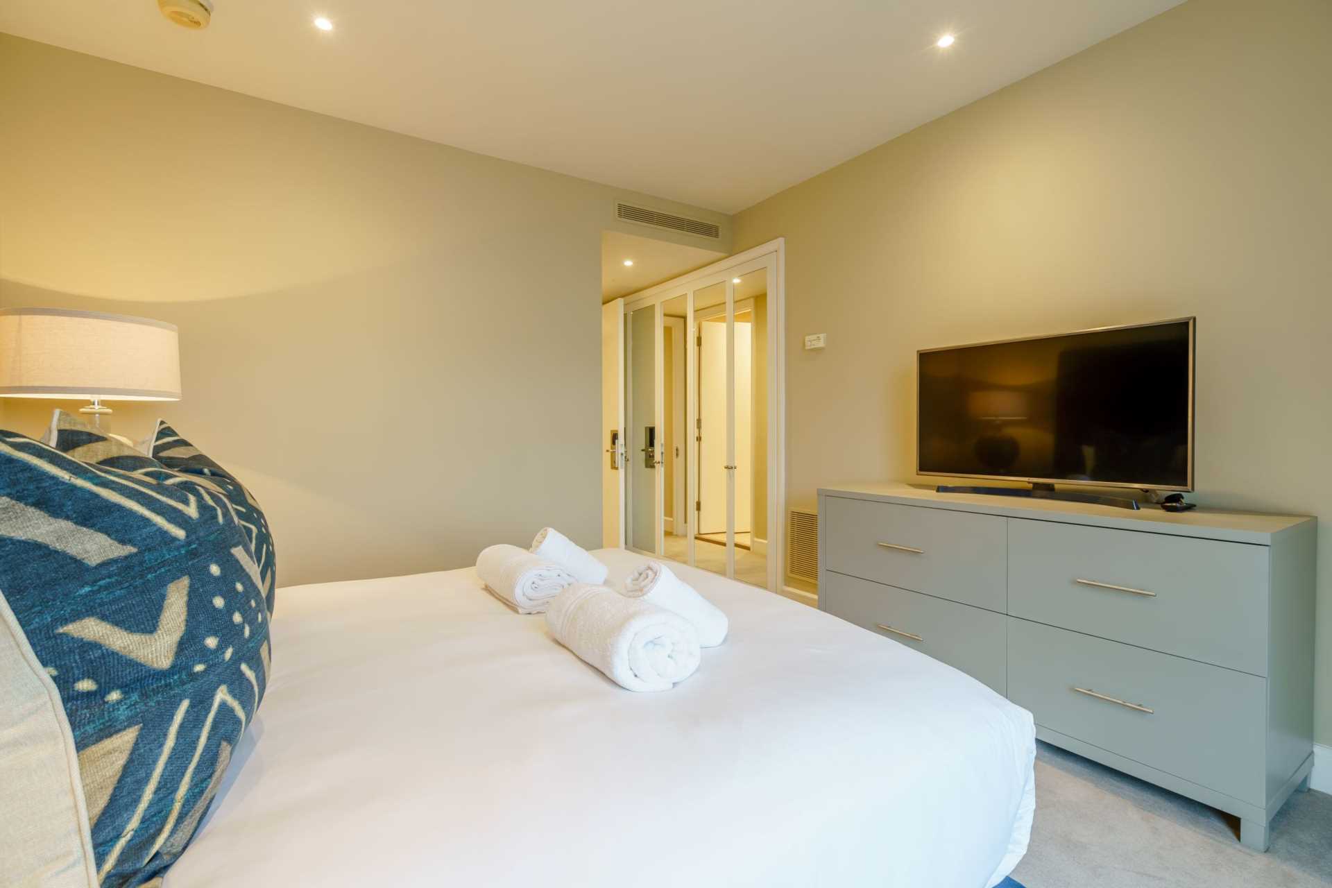 London E14 8RW 2 bed flat rental property internal/external image-4
