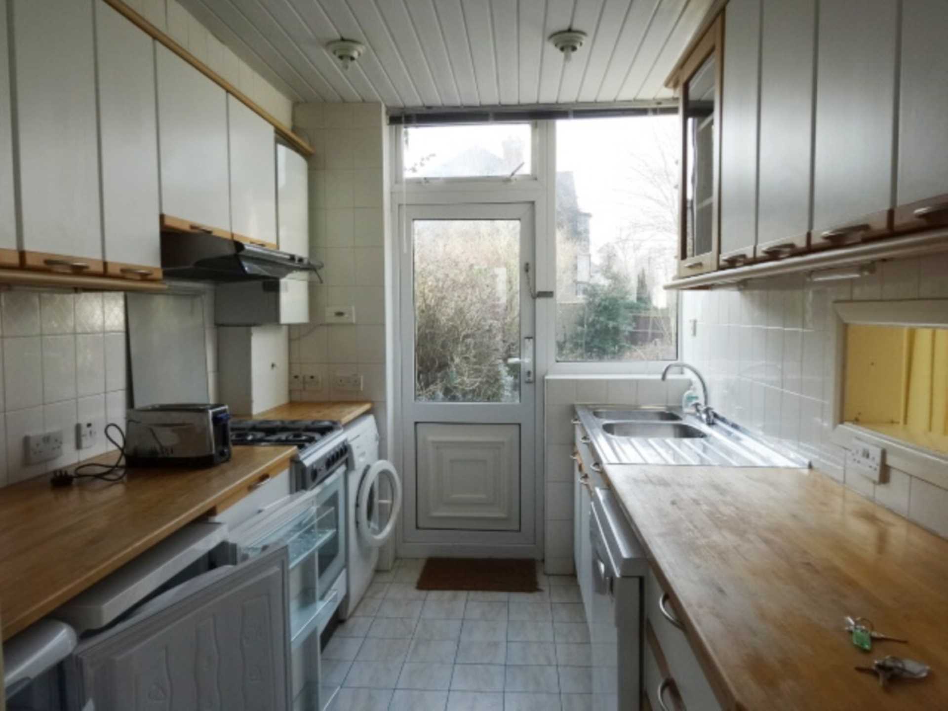 London N3 1ES 3 bed semi-detached rental property internal/external image-3