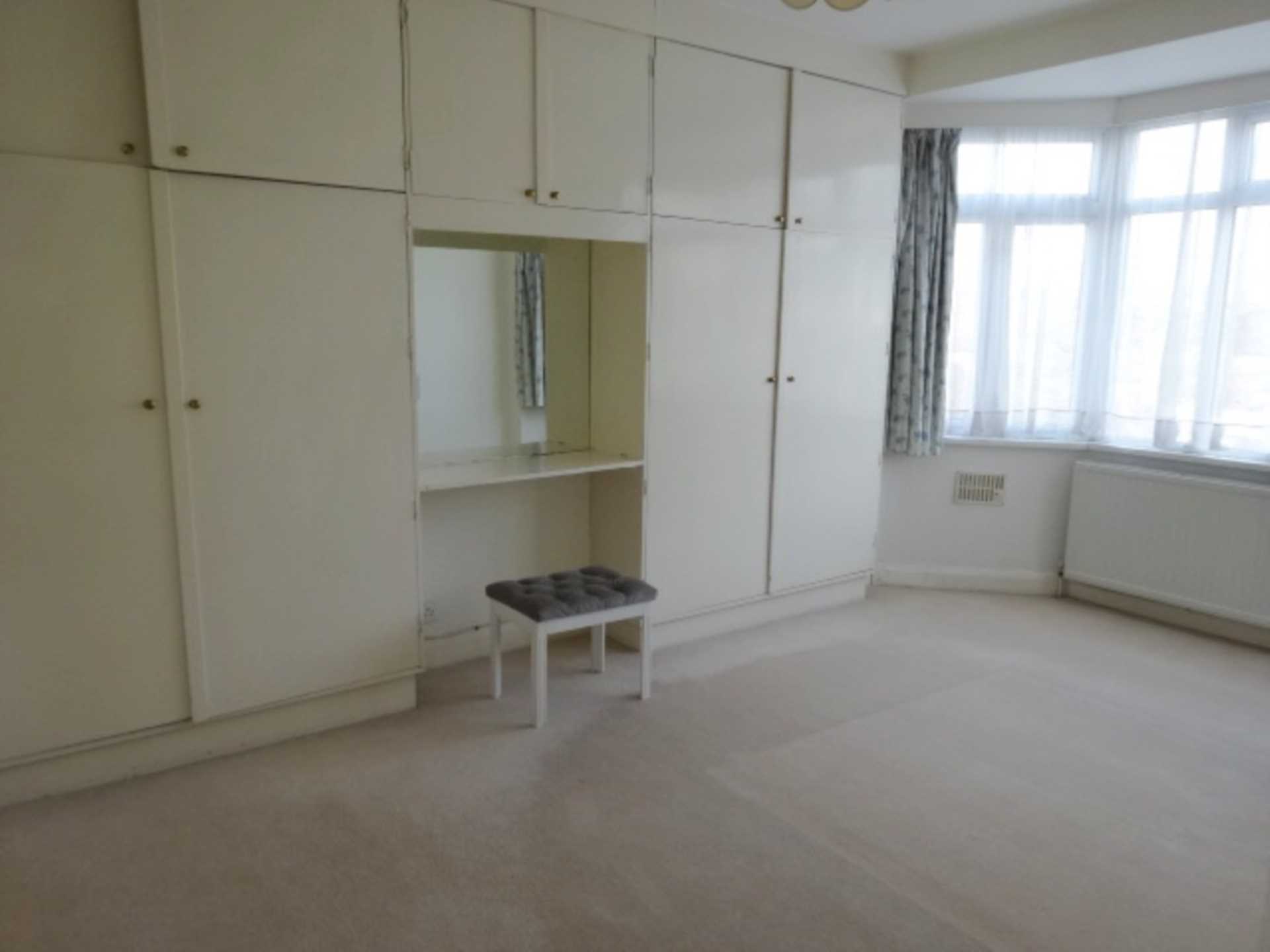 London N3 1ES 3 bed semi-detached rental property internal/external image-4