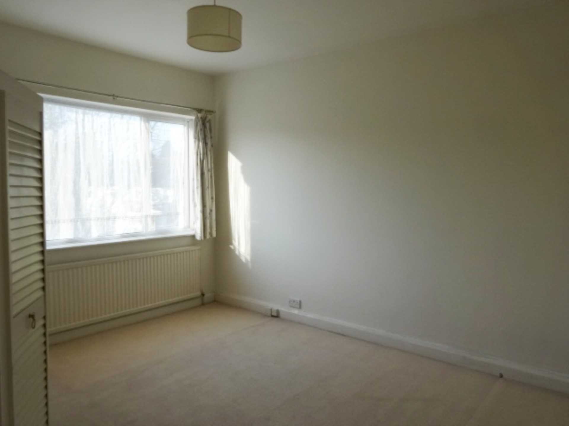 London N3 1ES 3 bed semi-detached rental property internal/external image-5