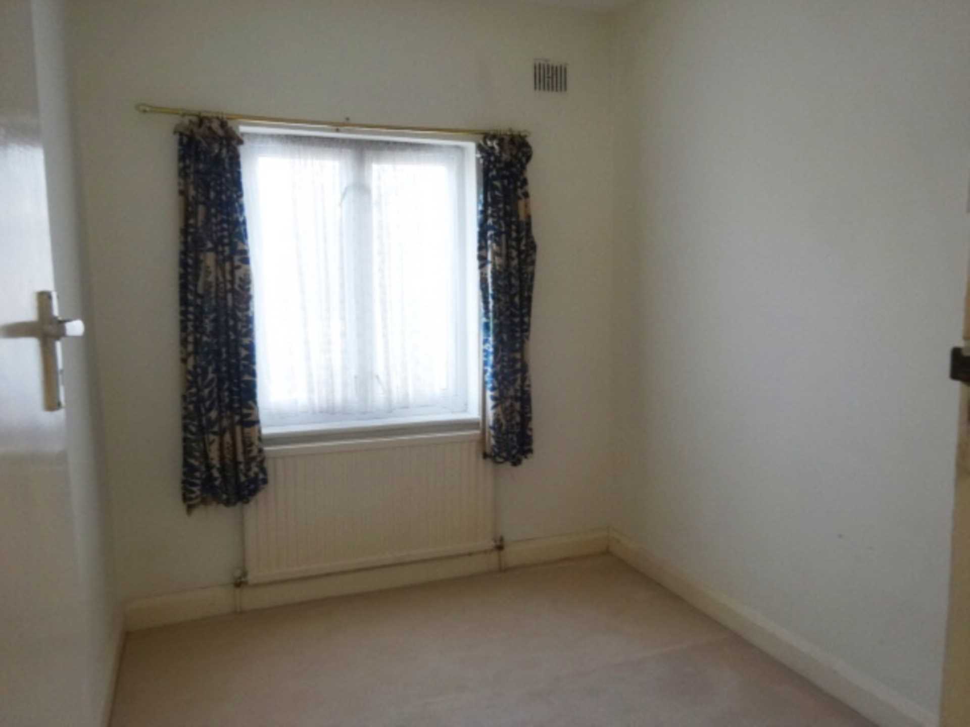 London N3 1ES 3 bed semi-detached rental property internal/external image-6