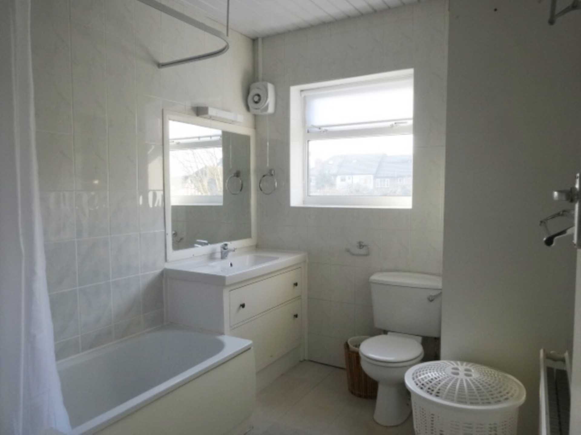 London N3 1ES 3 bed semi-detached rental property internal/external image-7