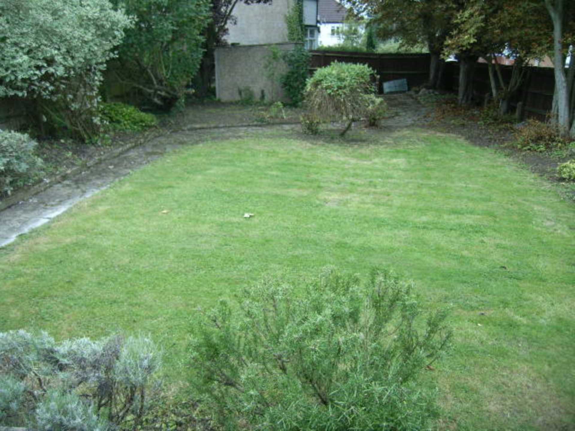 London N3 1ES 3 bed semi-detached rental property internal/external image-9