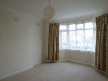 3 bed semi-detached to rent in London N3