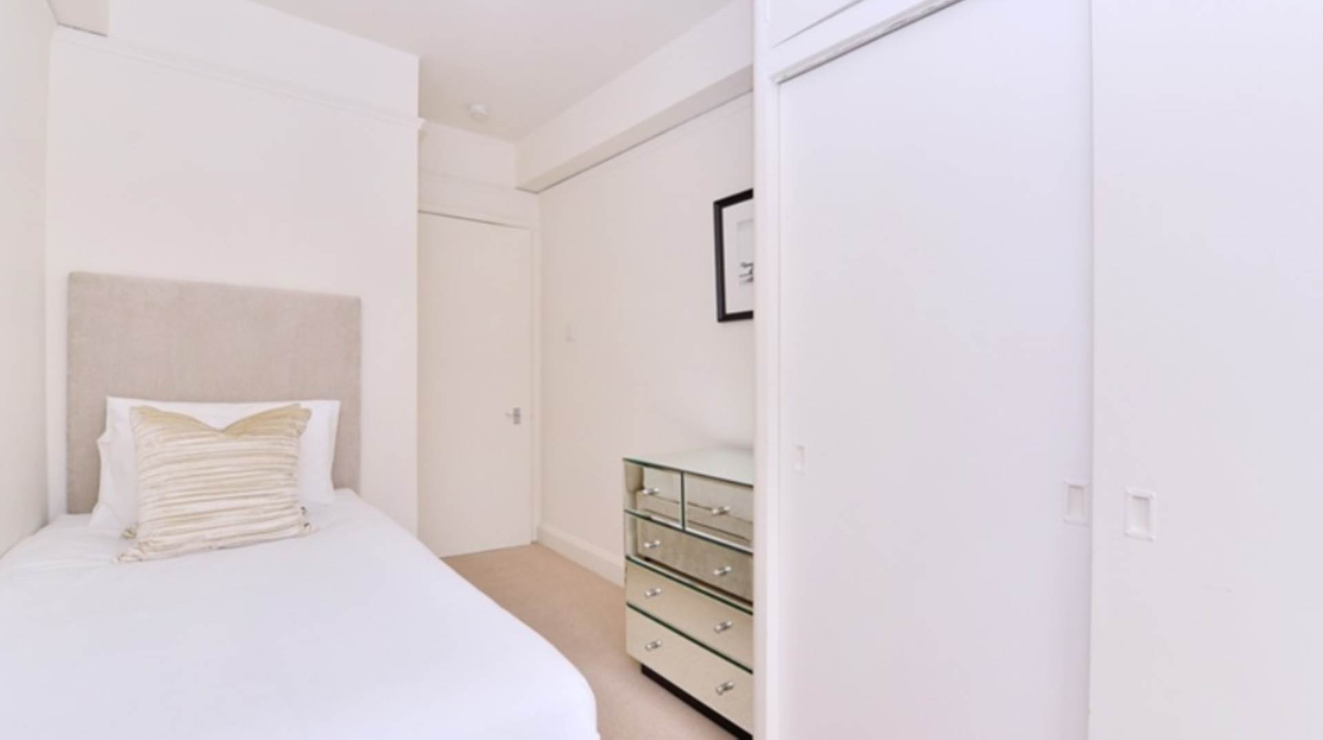 London SW3 6SH 2 bed flat rental property internal/external image-5