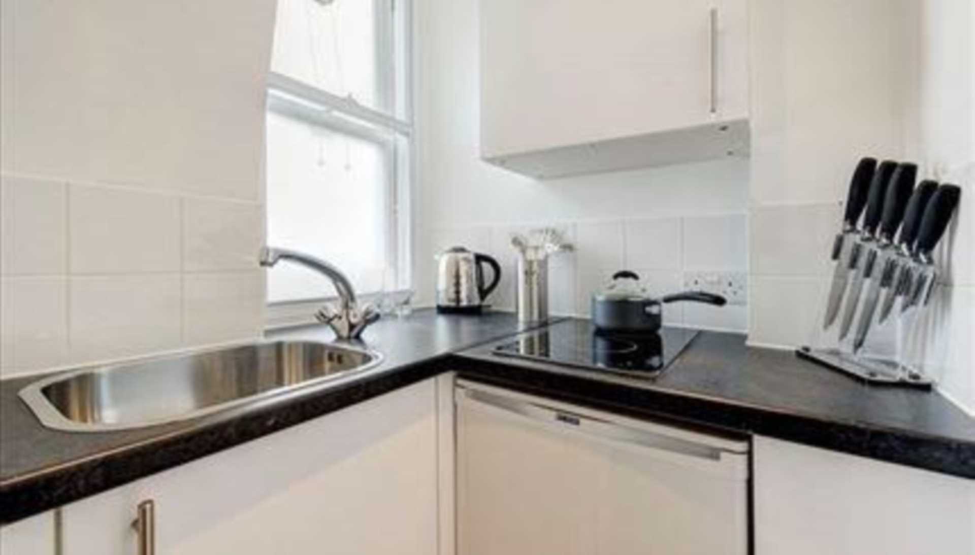 London W1J 5LY 1 bed studio rental property internal/external image-4